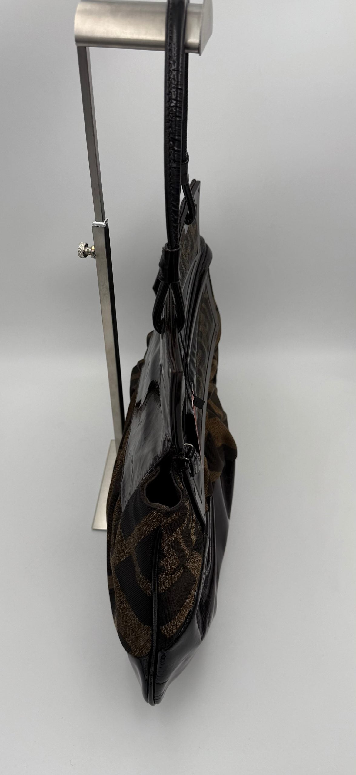 Sac à main Fendi FF Zucca TO YOU en toile avec logo Fendi, porté avec poignée en cuir et fermeture élégante.