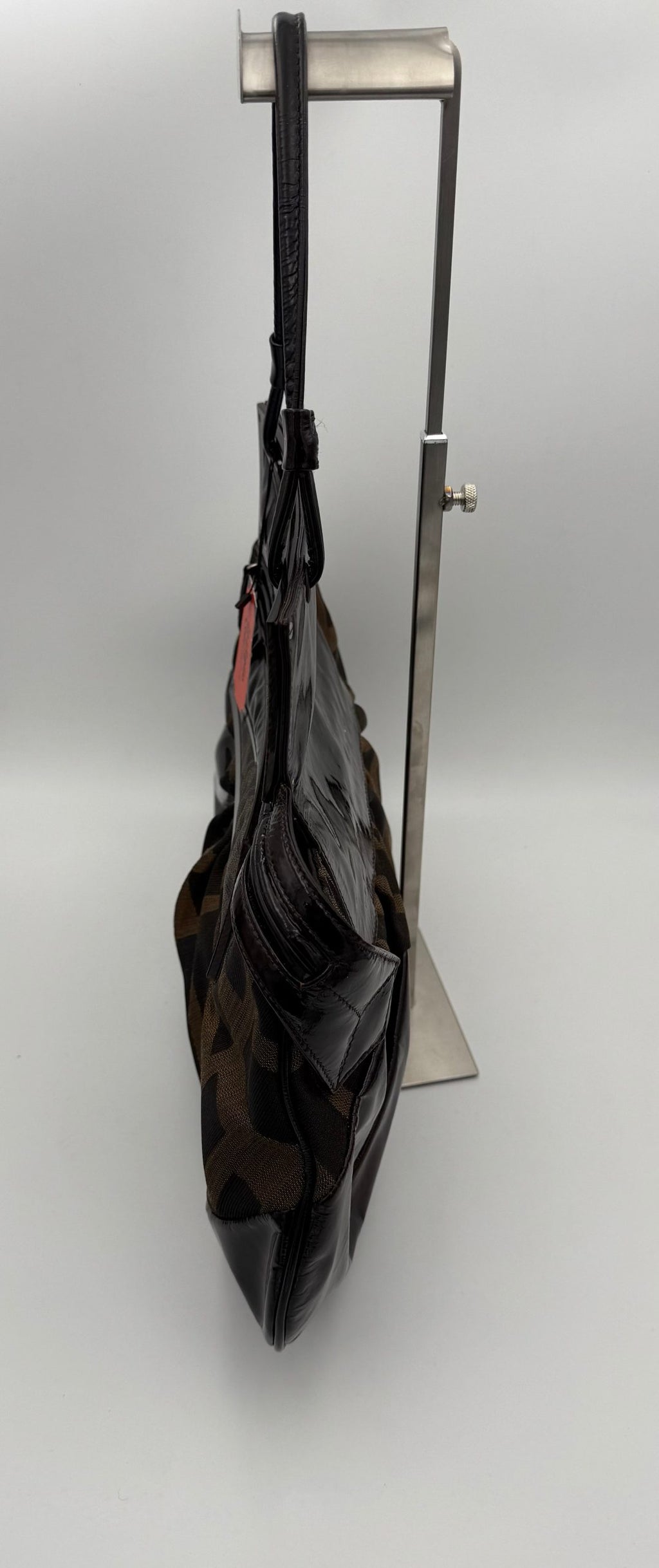 Sac à main Fendi FF Zucca TO YOU avec motif emblématique, en cuir, avec poignée et fermeture métallique visible.