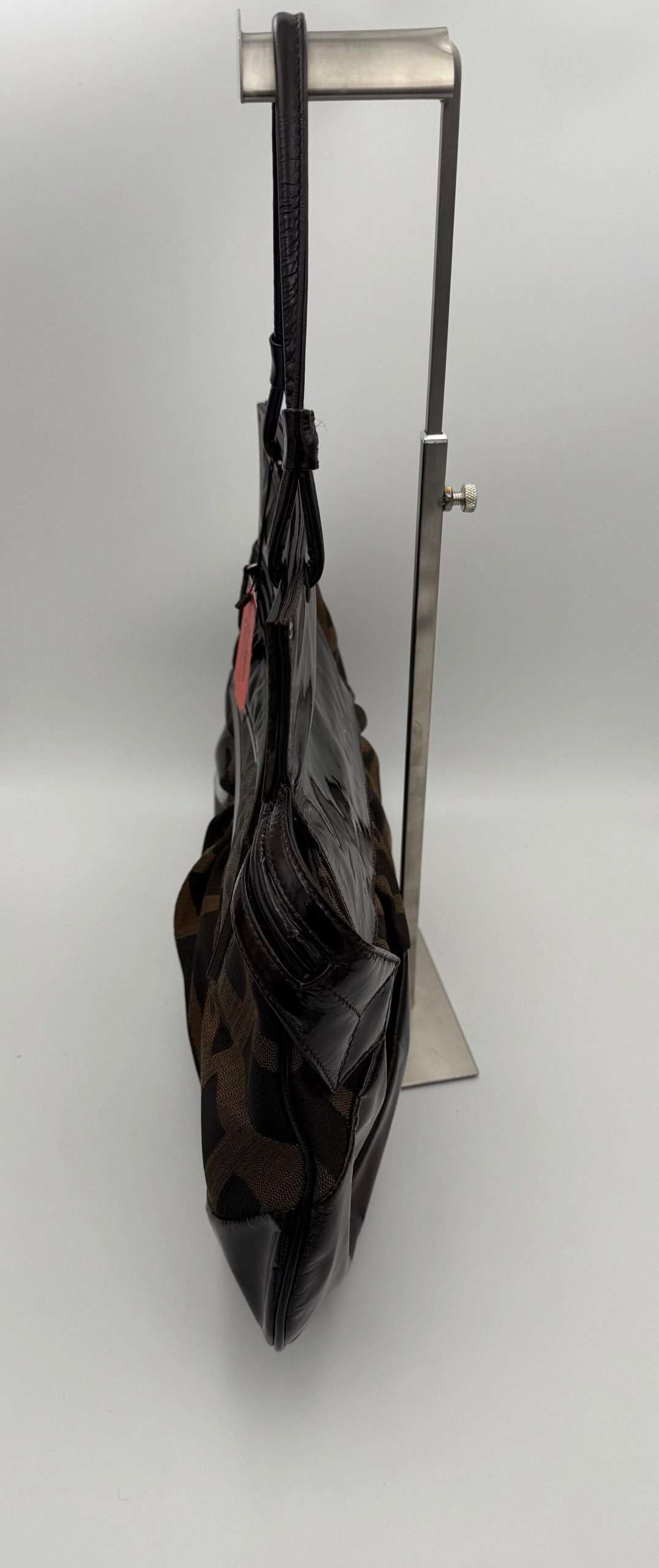 Sac à main Fendi FF Zucca TO YOU avec motif emblématique, en cuir, avec poignée et fermeture métallique visible.