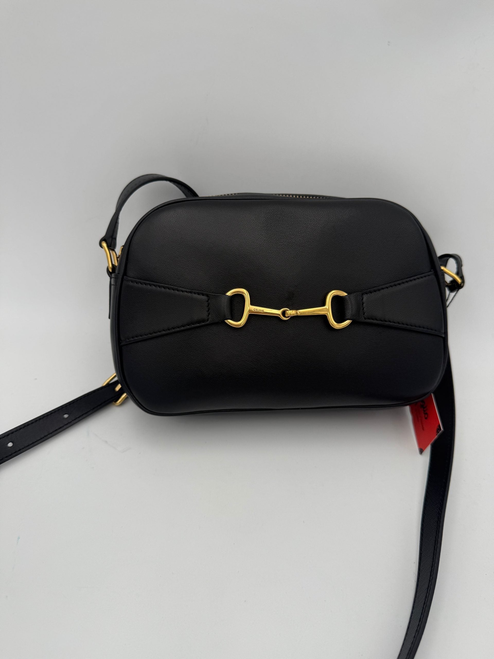 Sac à main noir simple Celine CELINE CRECY, avec design épuré et détails élégants, visible sur l'image.