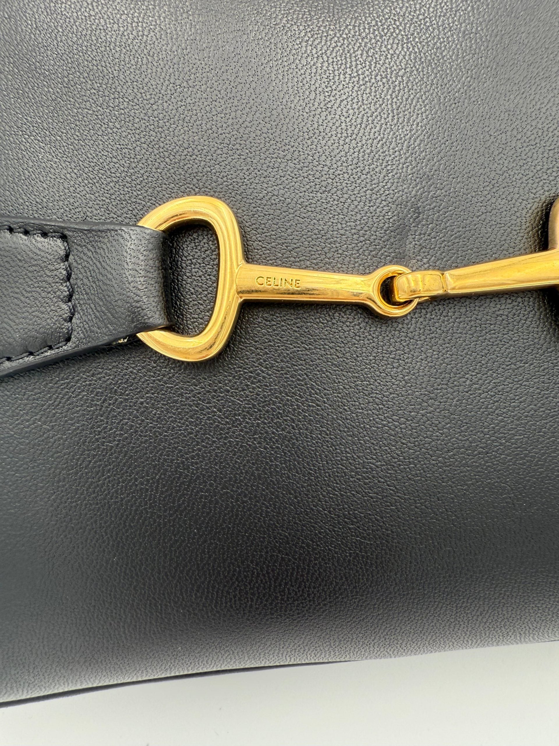 Sac à main noir simple de la marque Celine CELINE CRECY, en cuir avec poignée élégante et design minimaliste.