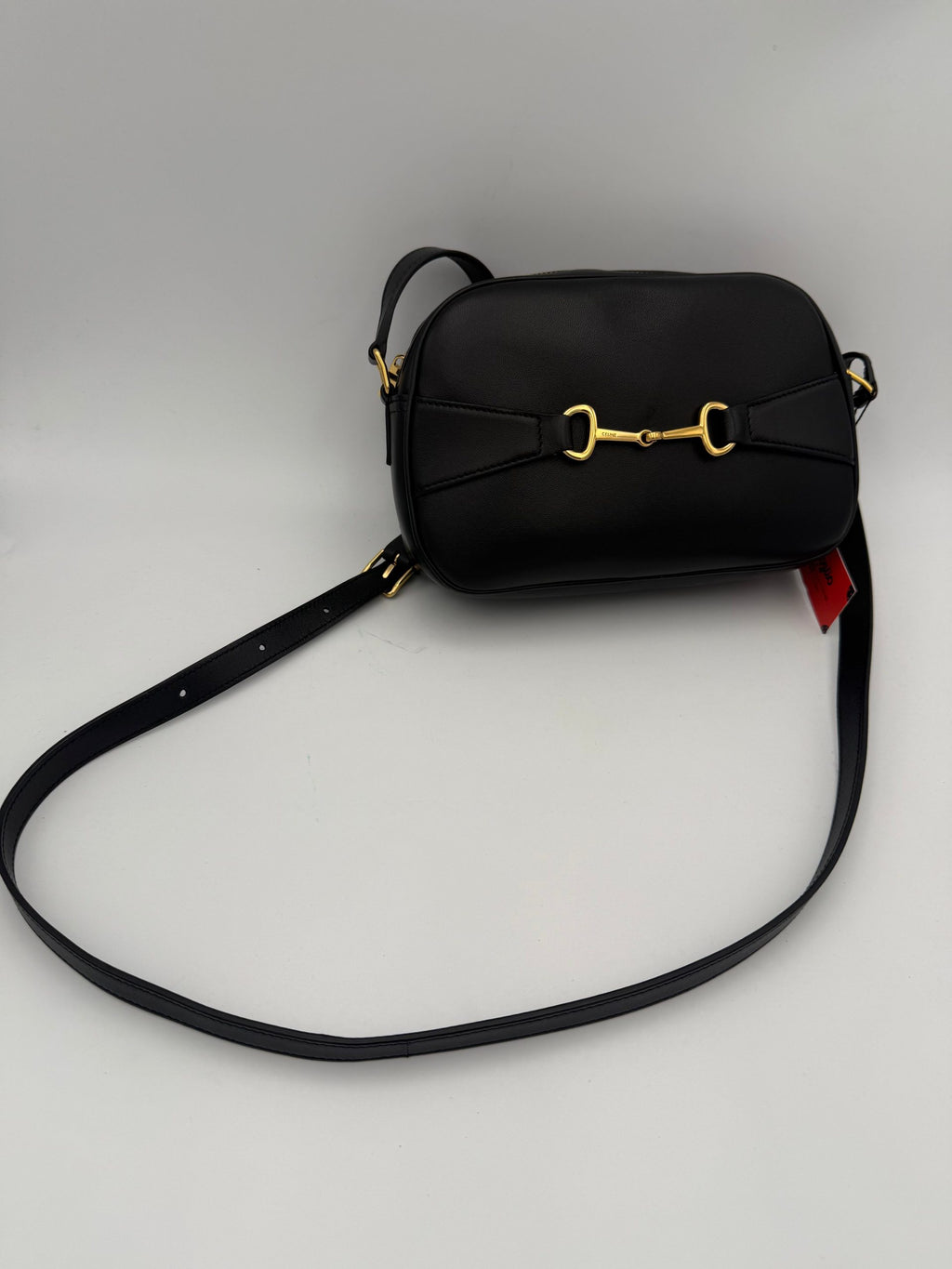 Sac à main noir simple de la marque Celine CRECY, en cuir élégant avec poignée en haut et design épuré.
