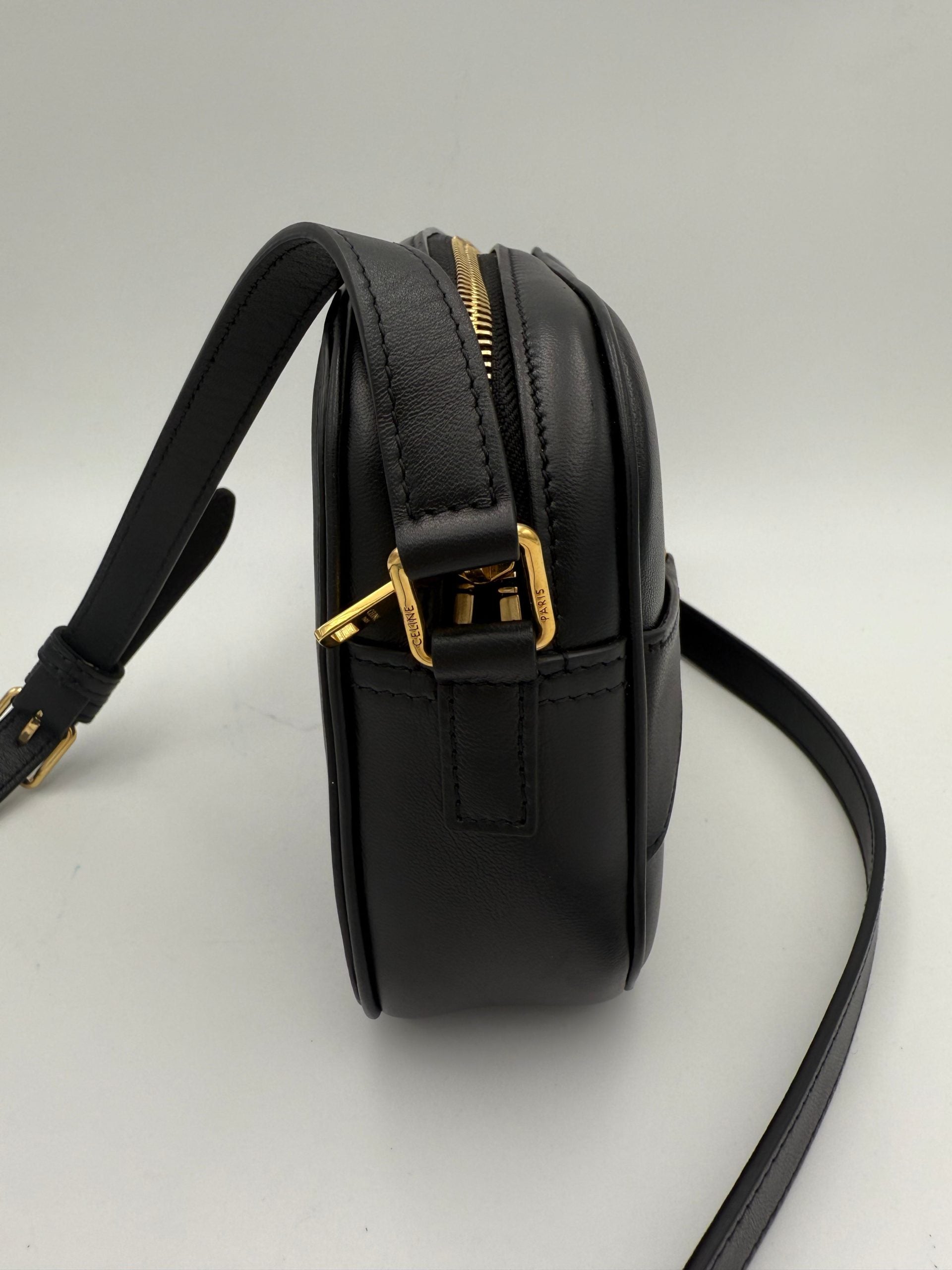 Sac à main noir Celine CELINE CRECY en cuir avec design épuré, vue de face sur fond blanc.