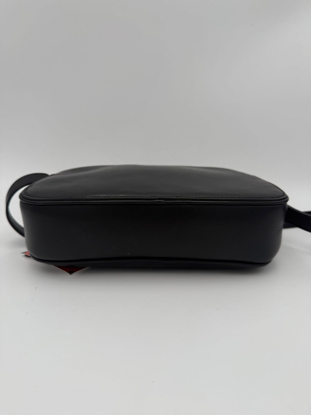 Sac à main noir simple de Celine Crécy, élégant et épuré, avec poignées en cuir et design minimaliste.