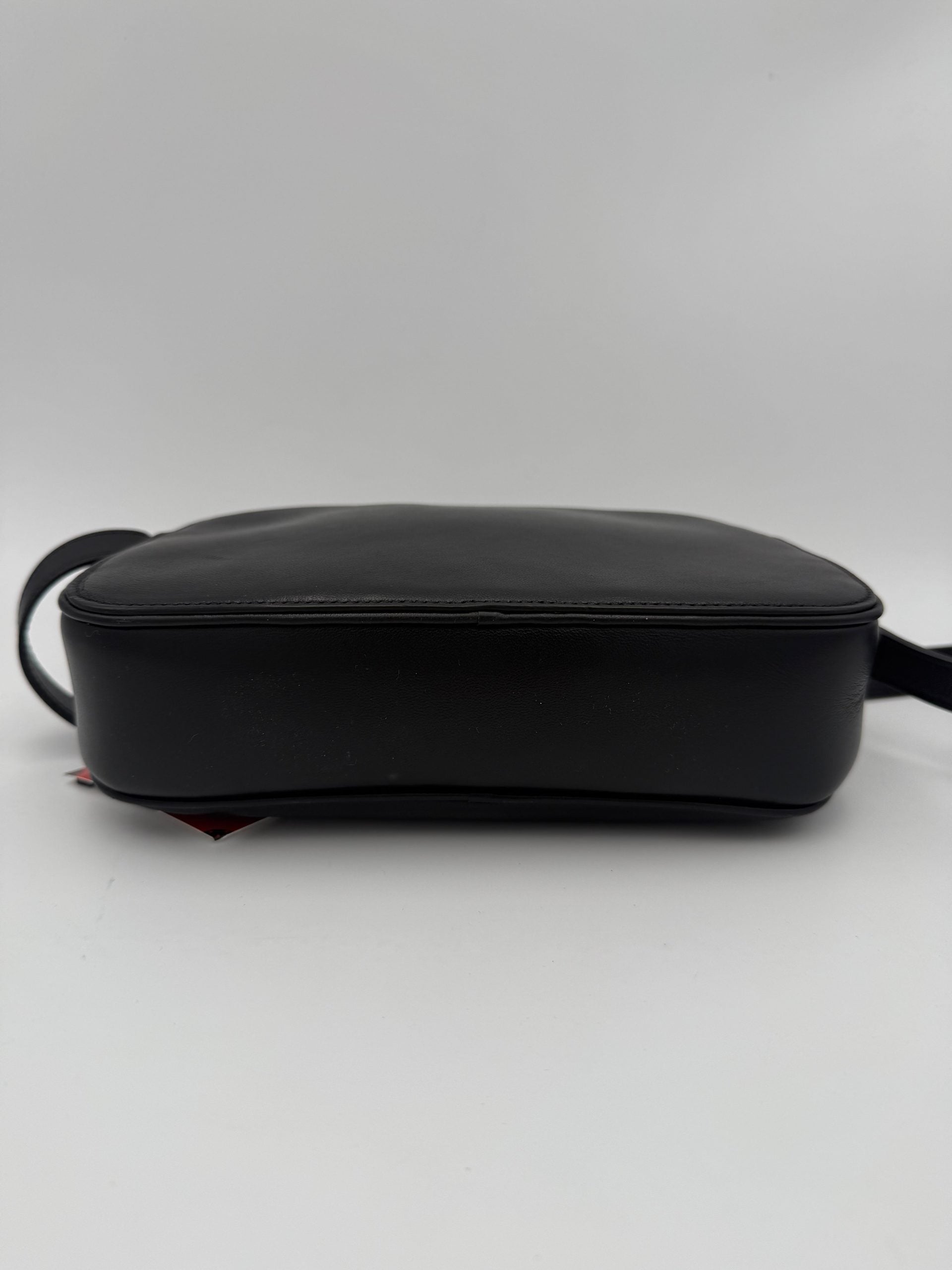 Sac à main noir simple de Celine Crécy, élégant et épuré, avec poignées en cuir et design minimaliste.
