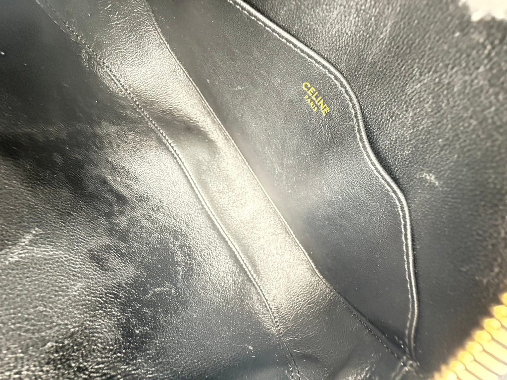 Sac à main noir simple de la marque Celine CELINE CRECY, en cuir avec poignées élégantes et design minimaliste.