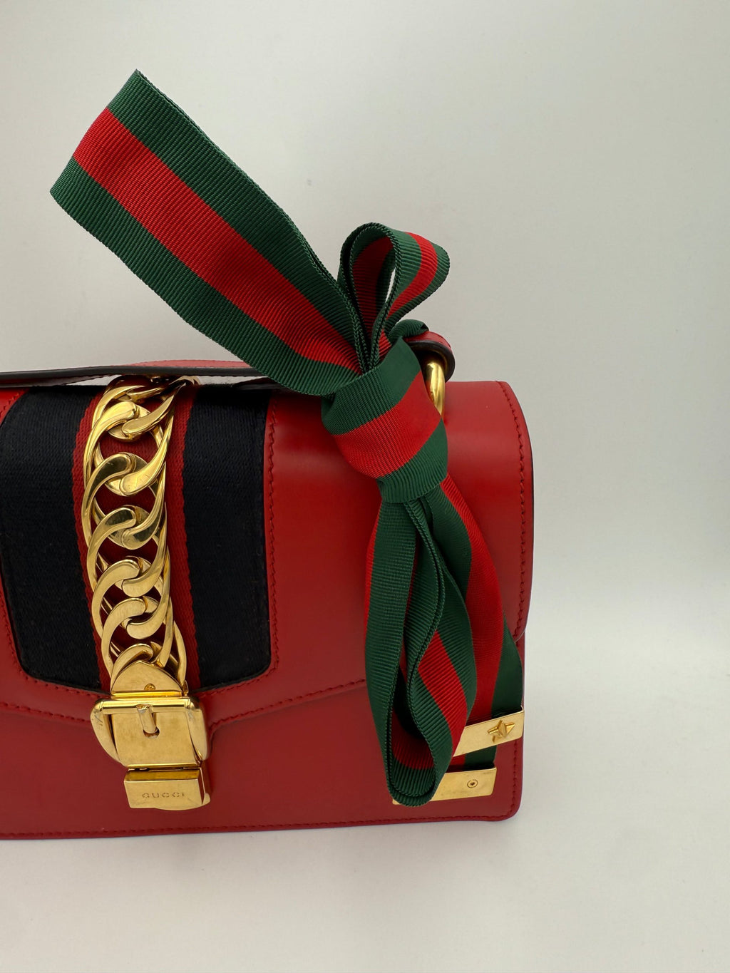 Sac à main Gucci Sylvie rouge avec poignée en cuir et détails dorés, élégant et tendance pour femme.