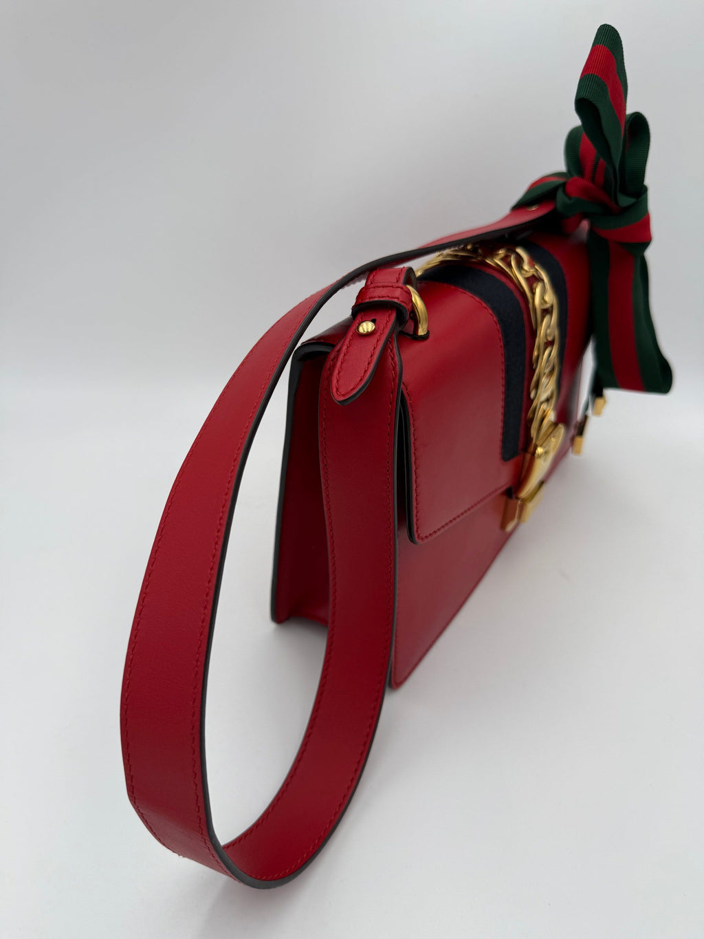 Sac à main Gucci Sylvie rouge avec boucle métallique, modèle élégant et tendance en cuir.