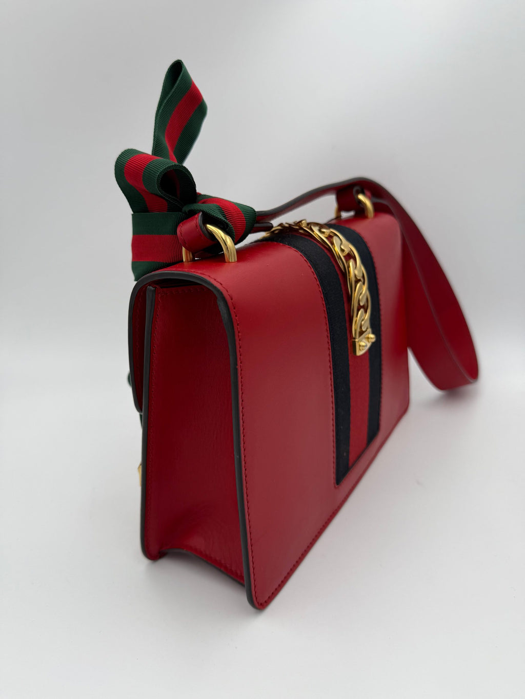 Sac à main rouge Gucci Sylvie, design élégant avec logo Gucci visible, en cuir de haute qualité.