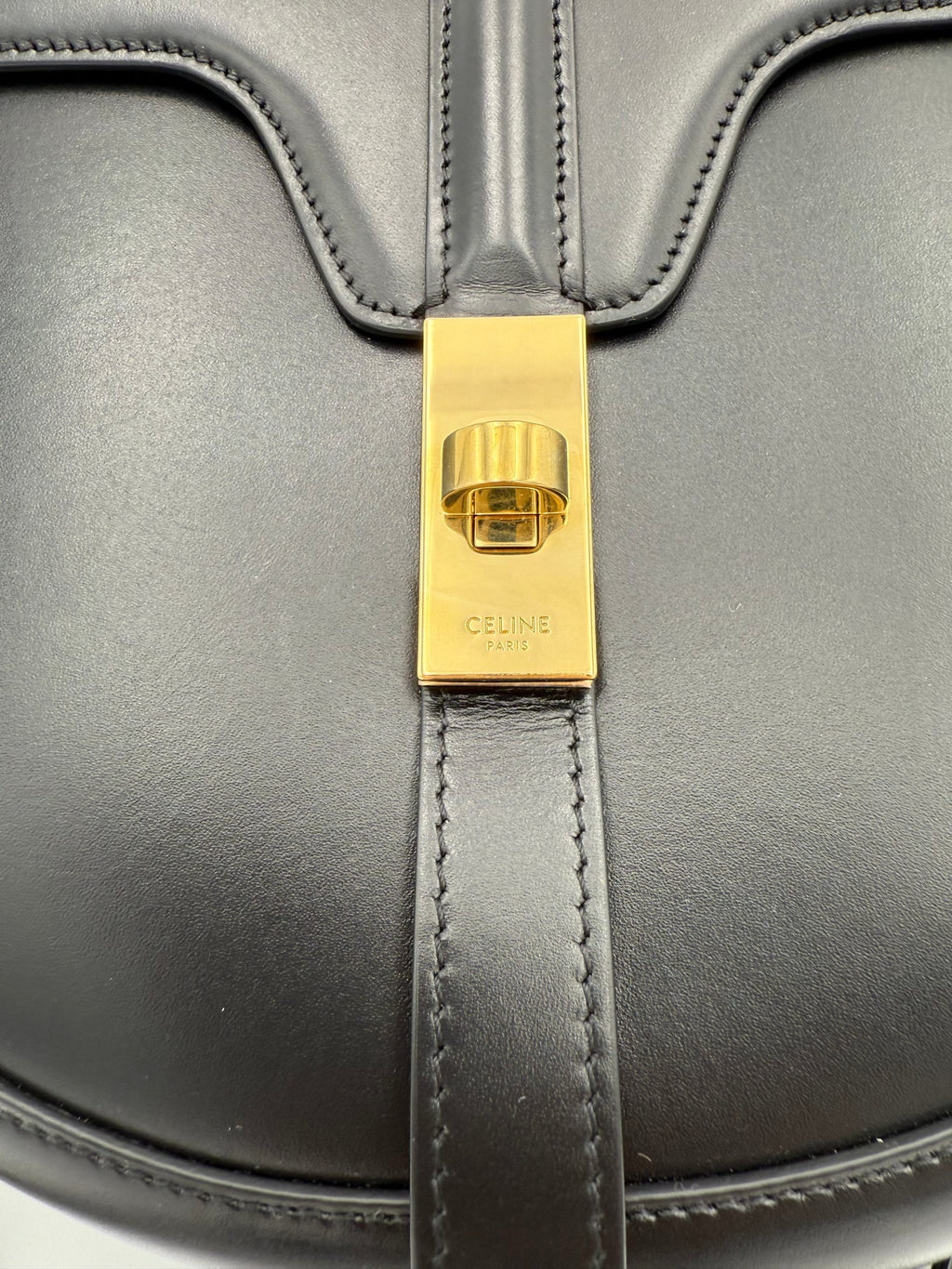Sac besace Celine CELINE noire grande, élégant et spacieux, en cuir de haute qualité, pour un style sophistiqué.