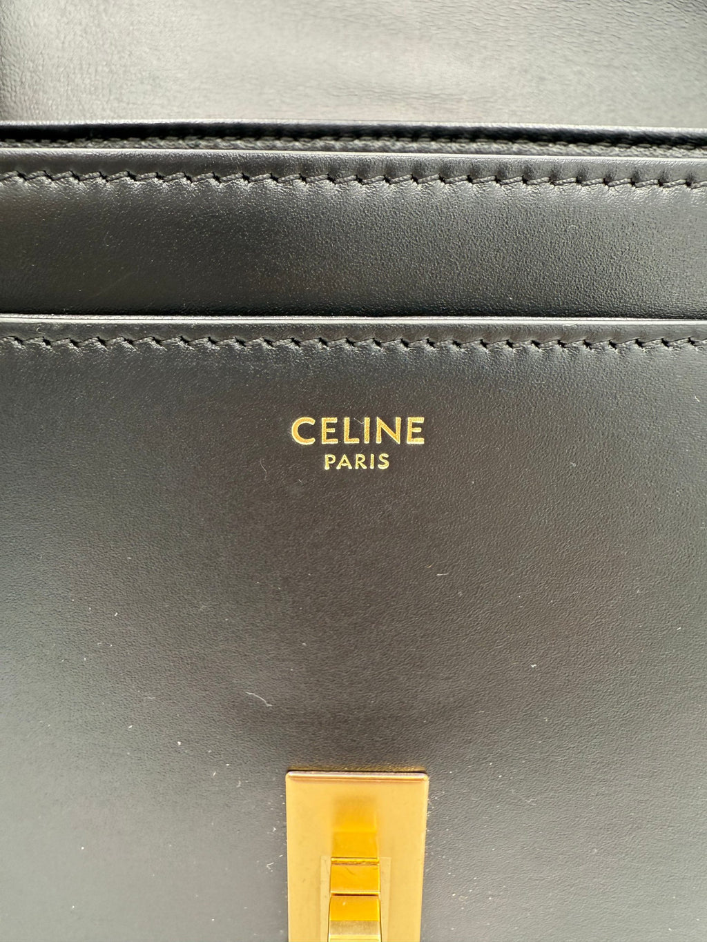 Sac besace noir Celine CELINE Sac 16, grand modèle en cuir avec bandoulière, style élégant et moderne.
