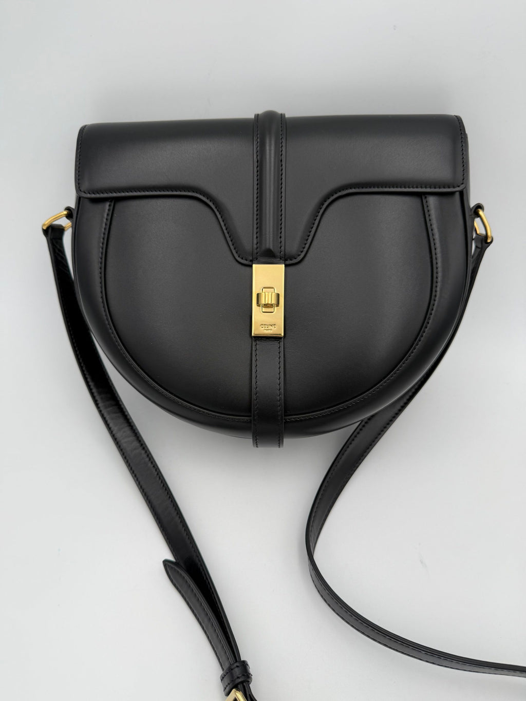 Sac besace Celine CELINE 16 en cuir noir, grand modèle, avec bandoulière et détails élégants.