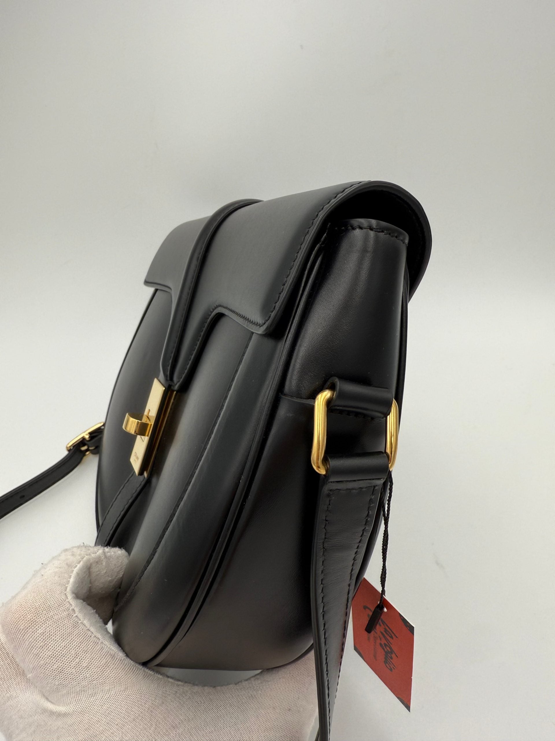 Grand sac besace Celine CELINE en cuir noir, grand modèle avec bandoulière et design élégant visible sur l'image.
