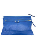 Pochette Balenciaga Le Cagole bleue en cuir avec logo Balenciaga en relief, fermeture éclair et détails modernes.