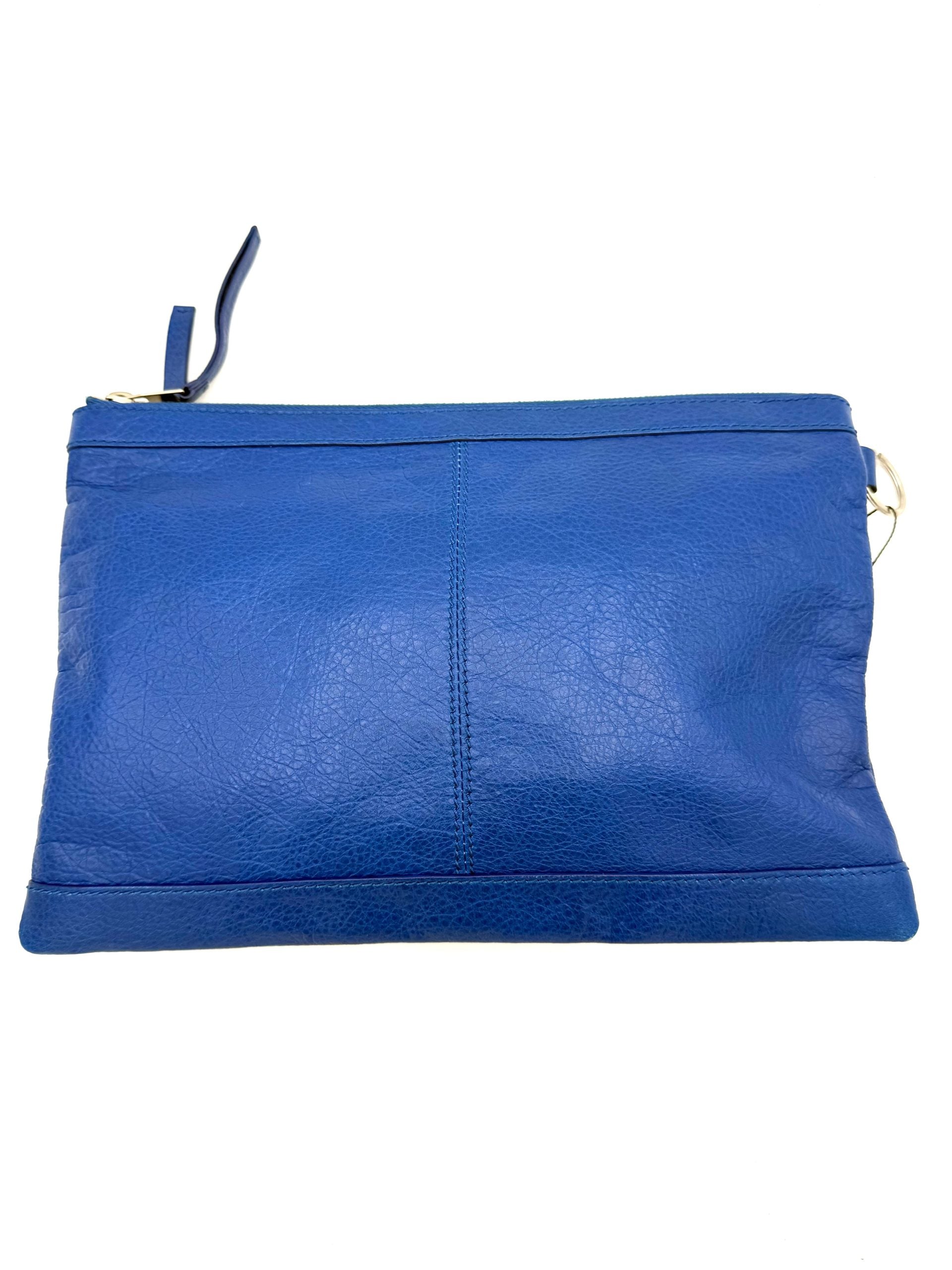 Pochette Balenciaga LE CAGOLE bleue en cuir avec logo Balenciaga en relief, vue de face.