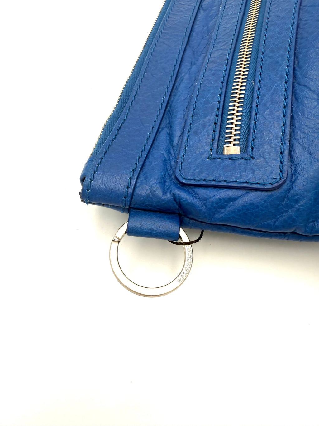 Pochette Balenciaga BALENCIAGA LE CAGOLE bleue en cuir avec logo embossé, fermeture éclair et design élégant.