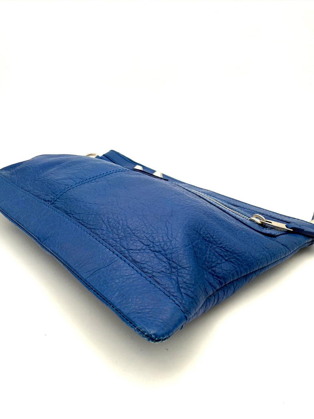 Pochette bleue Balenciaga BALENCIAGA LE CAGOLE avec logo, en cuir, vue de face, élégante et compacte.