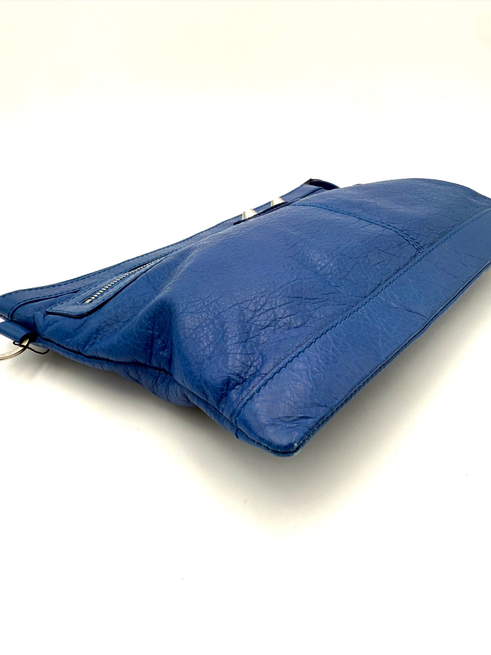 Pochette Balenciaga Le Cagole bleue en cuir avec logo emblématique, vue de face sur un fond neutre.