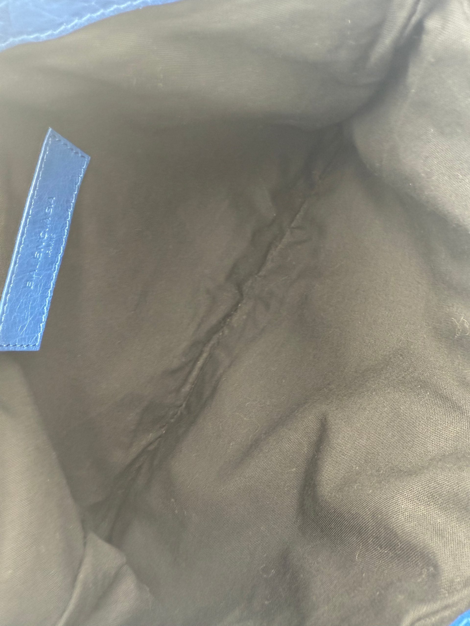 Pochette Balenciaga BALENCIAGA LE CAGOLE bleue en cuir avec fermeture à glissière et logo visible.