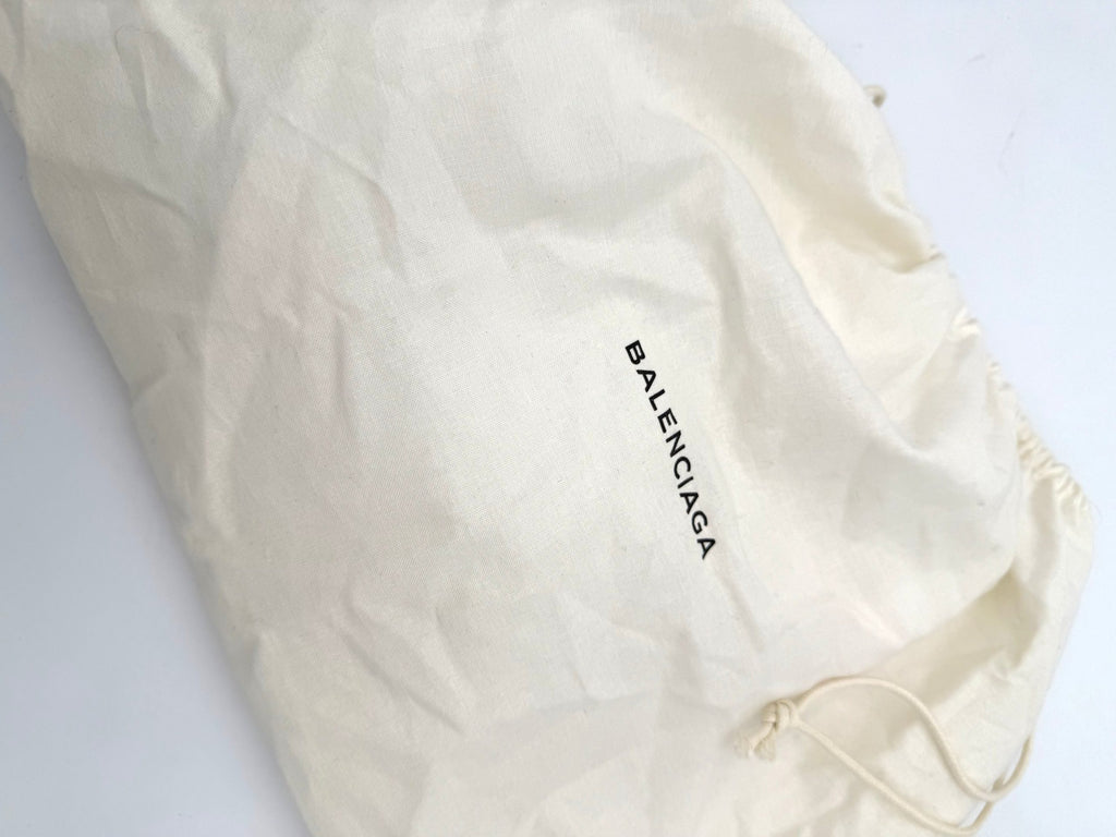 Pochette Balenciaga BALENCIAGA LE CAGOLE bleue en cuir avec logo, vue de face, style élégant et moderne.