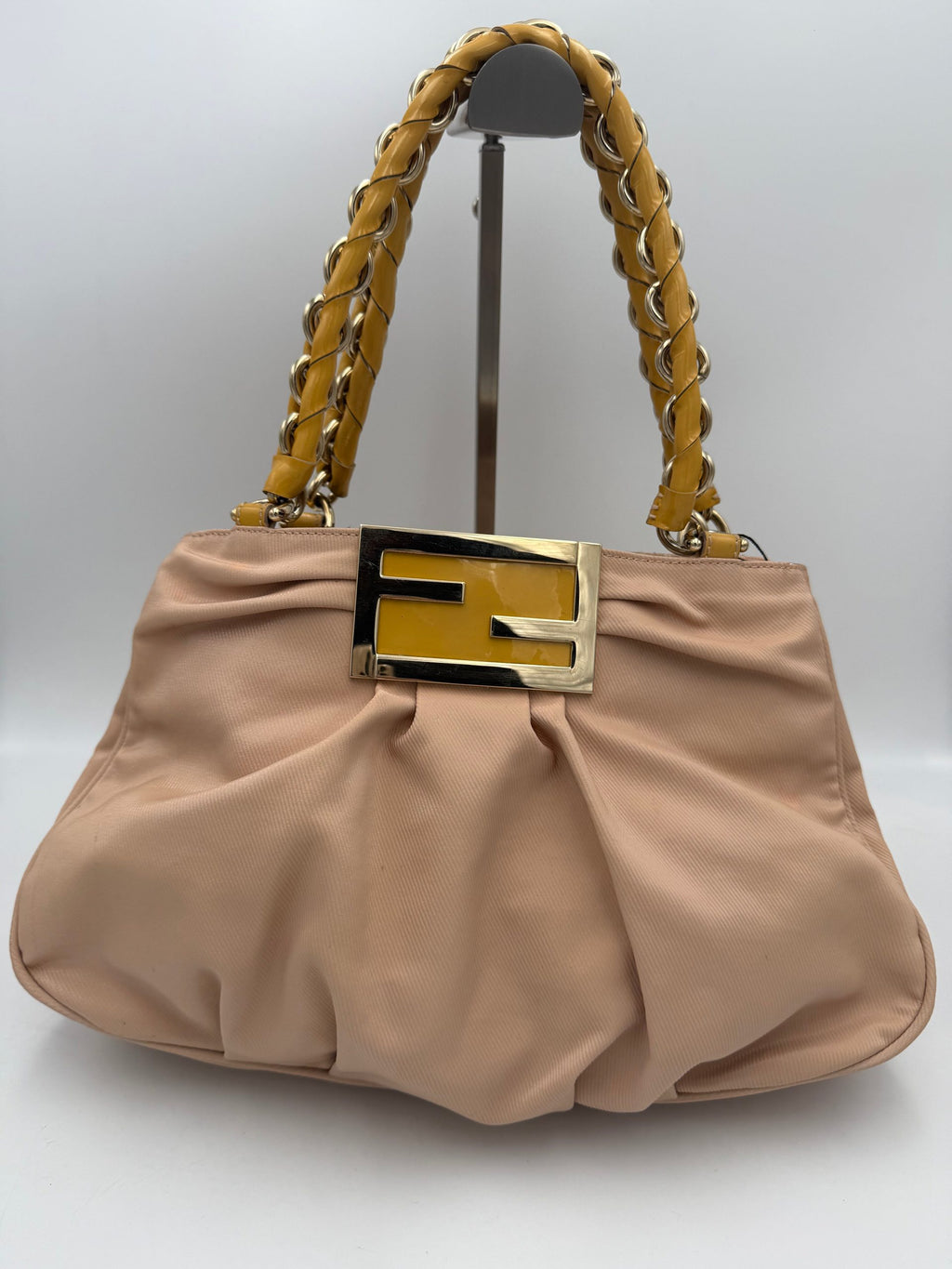Sac à main Fendi Mia Bag, élégant sac à main en cuir avec logo Fendi, pour un style sophistiqué et chic.