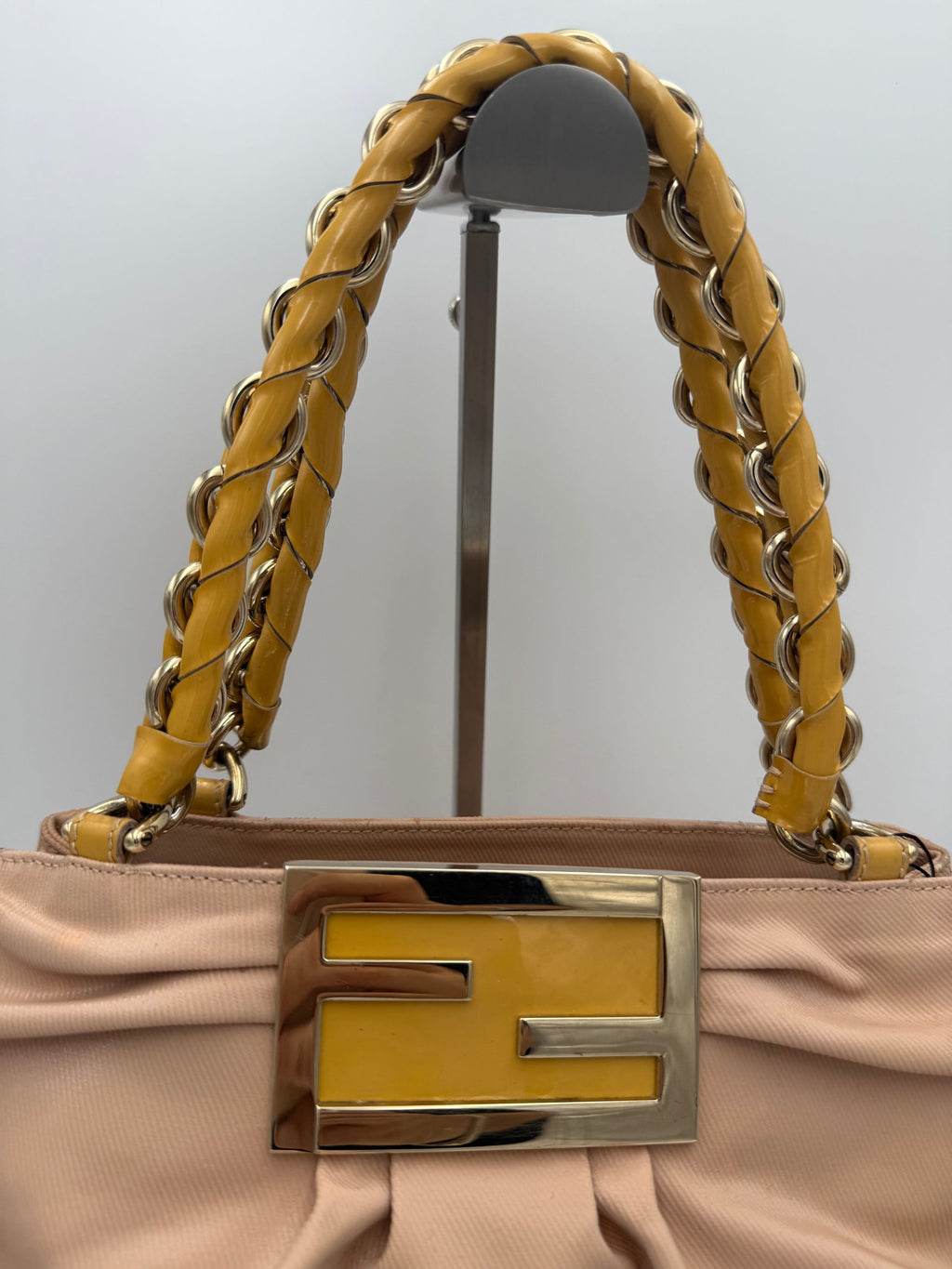 Sac à main Fendi Mia Bag, design élégant en cuir avec logo Fendi, pour un style sophistiqué et tendance.