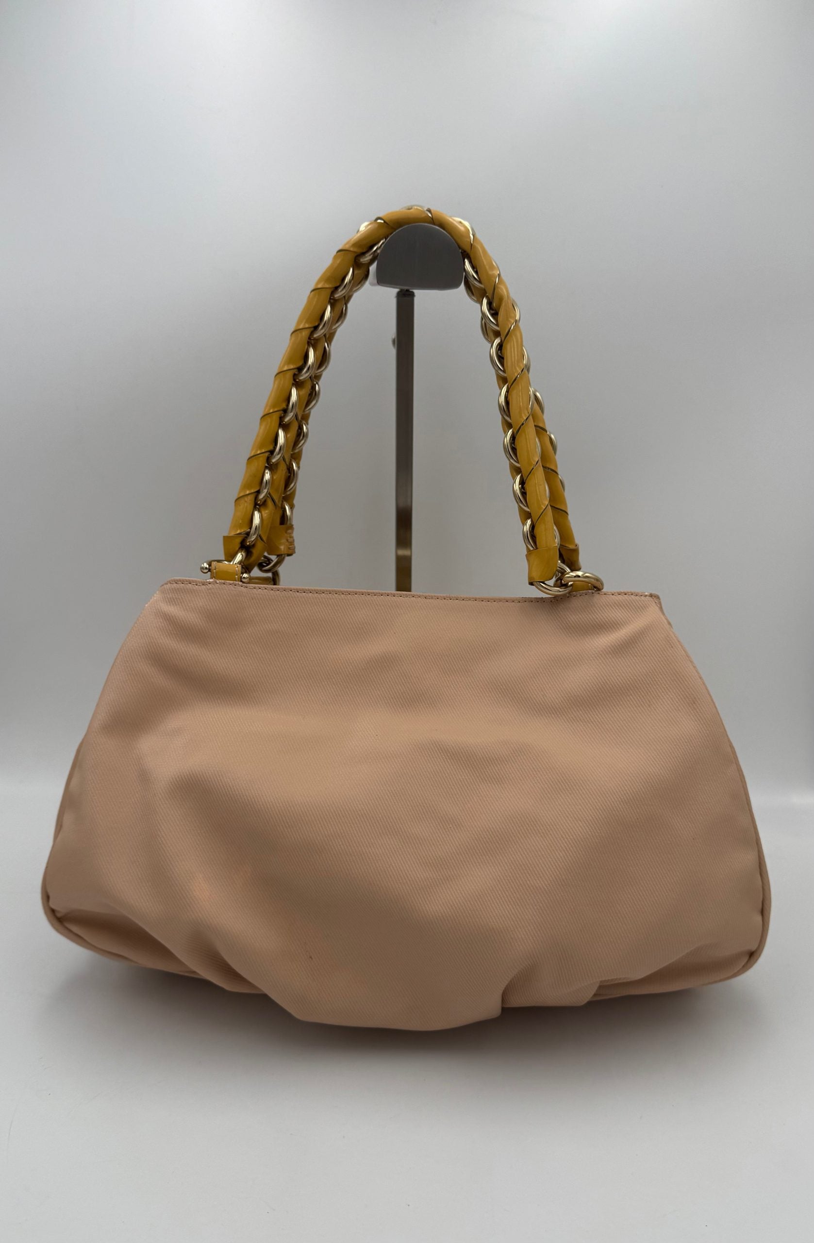 Sac à main Fendi Mia Bag, en cuir noir avec logo Fendi, chaîne dorée et design élégant, vue de face avec détails visibles.