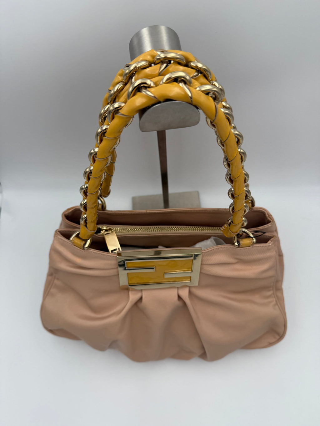 Sac à main Fendi Mia Bag de la marque Fendi, en cuir avec logo emblématique et détails élégants visibles.