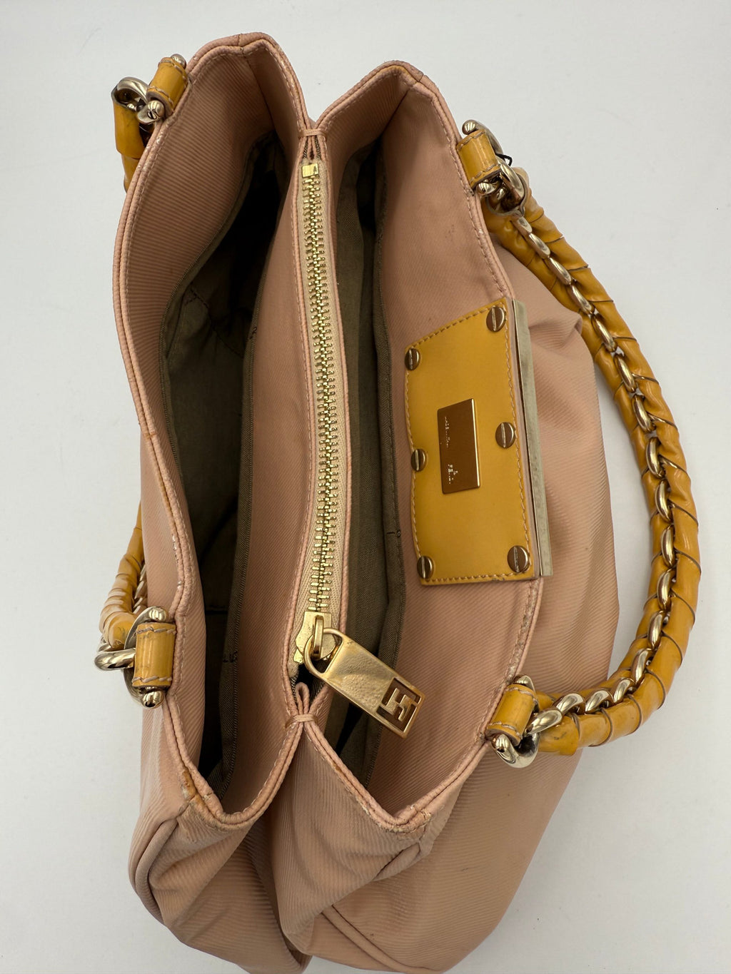 Sac à main Fendi Mia Bag de la marque Fendi, en cuir avec logo emblématique et détails élégants.