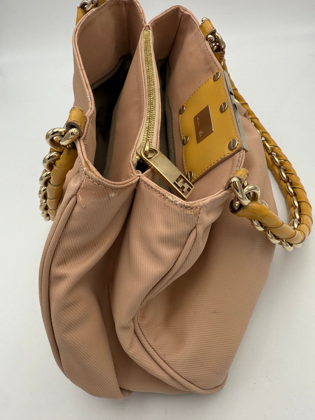 Sac à main Fendi Mia de la marque Fendi, en cuir avec logo emblématique, vue de face avec détails élégants.