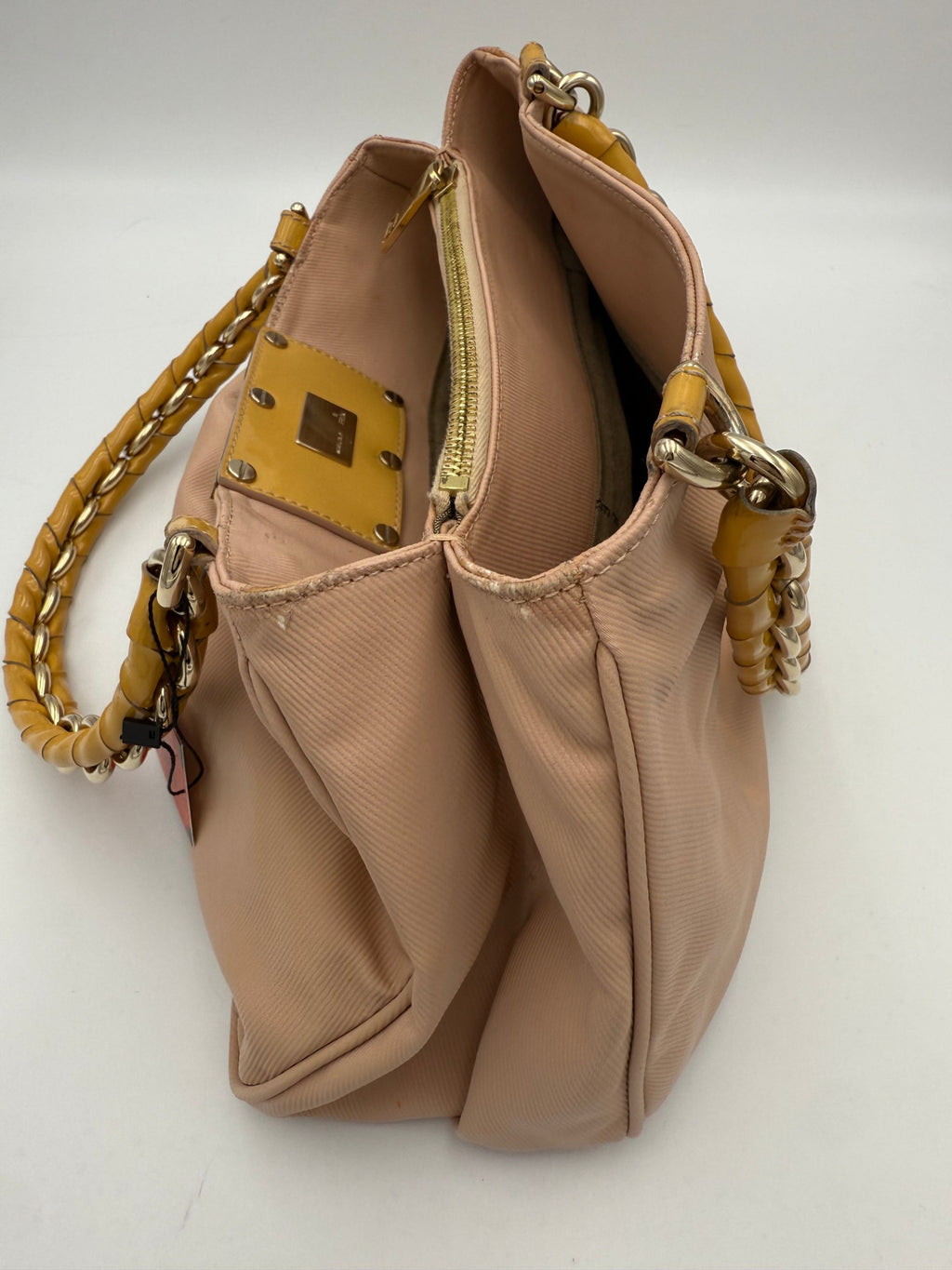 Sac à main Fendi Mia Bag de la marque Fendi, en cuir avec logo Fendi, displayé avec détails visibles.