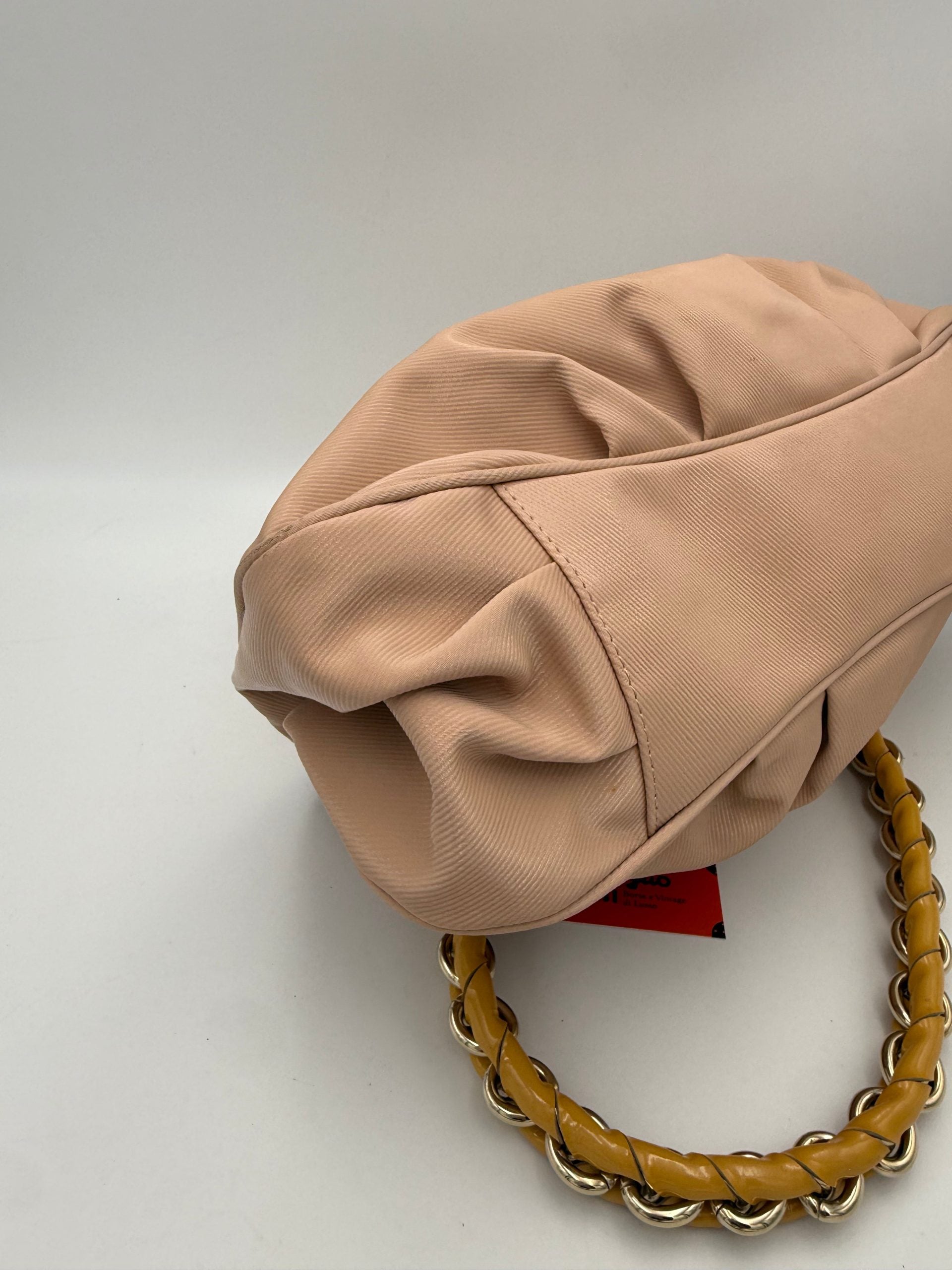 Sac à main Fendi Mia Bag, élégant sac à main en cuir avec logo Fendi, noir et or, porté sur l'épaule.