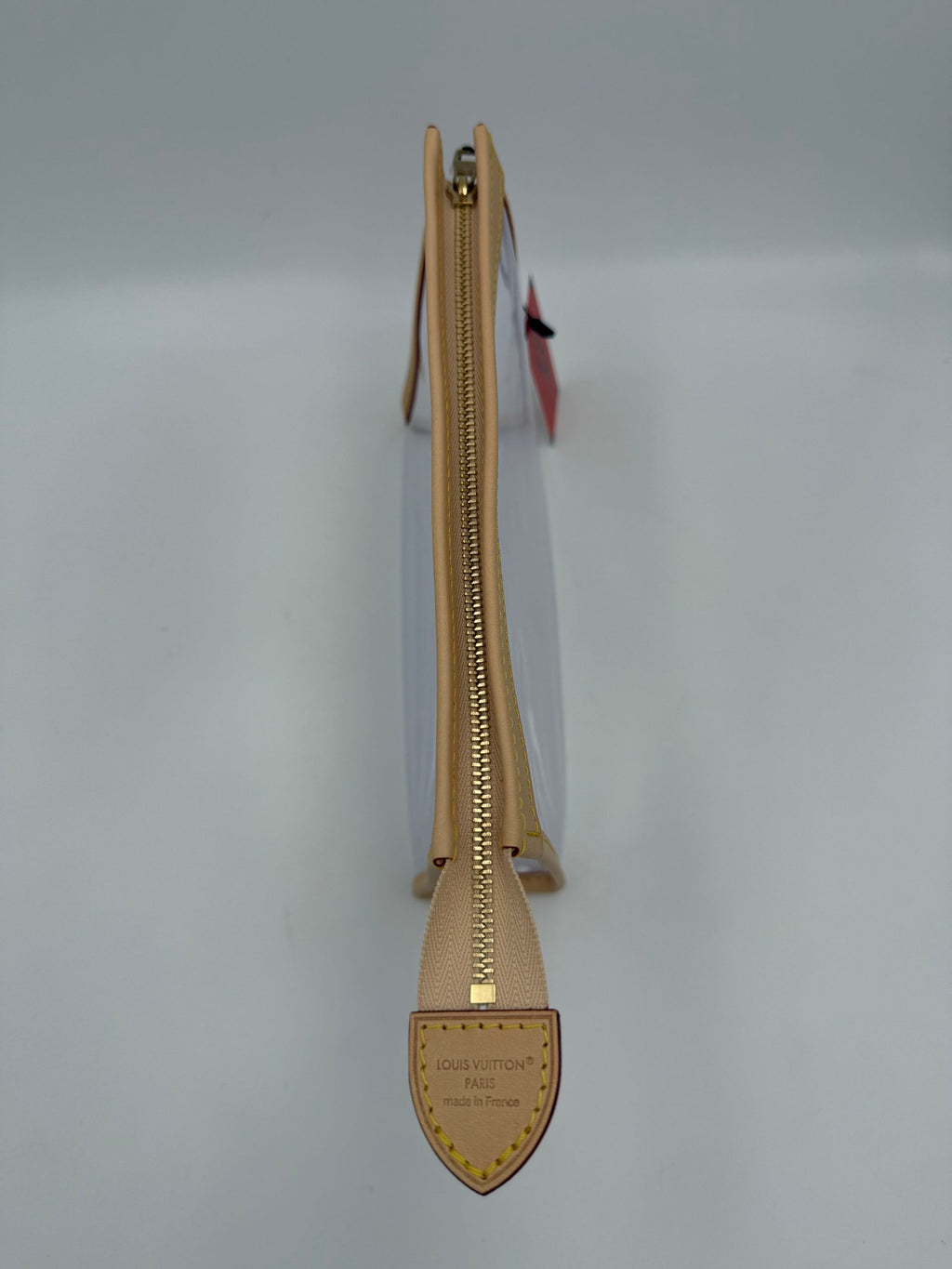 Pochette transparente Louis Vuitton Monogram MM, sac à main en cuir avec motif LV et fermeture éclair, vue de face.