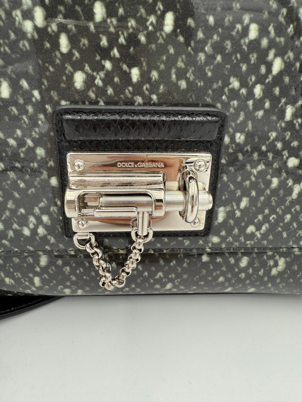 Sac à main Dolce & Gabbana Monica en python et cuir verni, élégant et sophistiqué, avec détails raffinés et design luxueux.