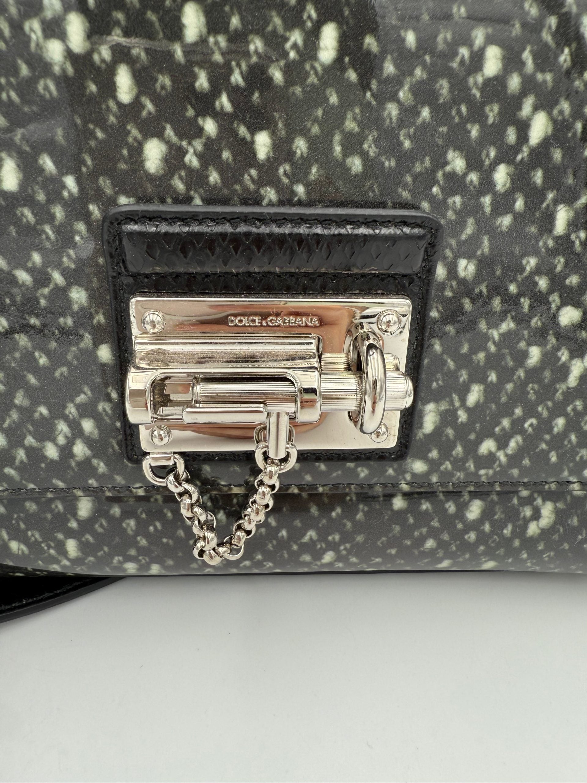 Sac à main Dolce & Gabbana Monica en python et cuir verni, élégant et sophistiqué, avec détails raffinés et design luxueux.