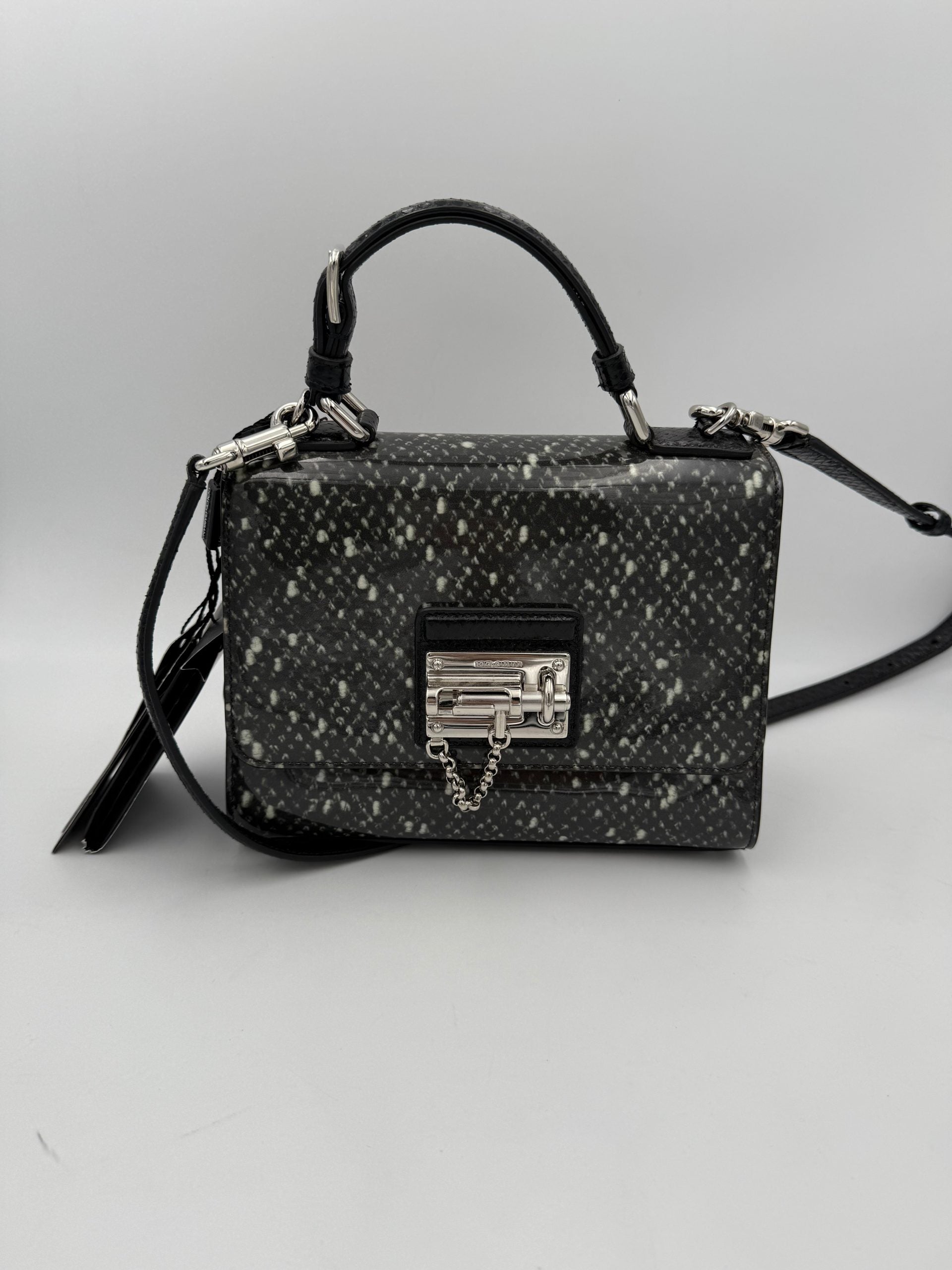 Sac à main Dolce & Gabbana Monica en python et cuir verni, élégant et sophistiqué, avec détails en or.