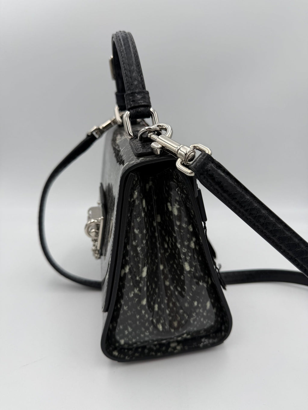 Sac à main Dolce & Gabbana Monica en python et en cuir verni, avec design élégant et détails raffinés.