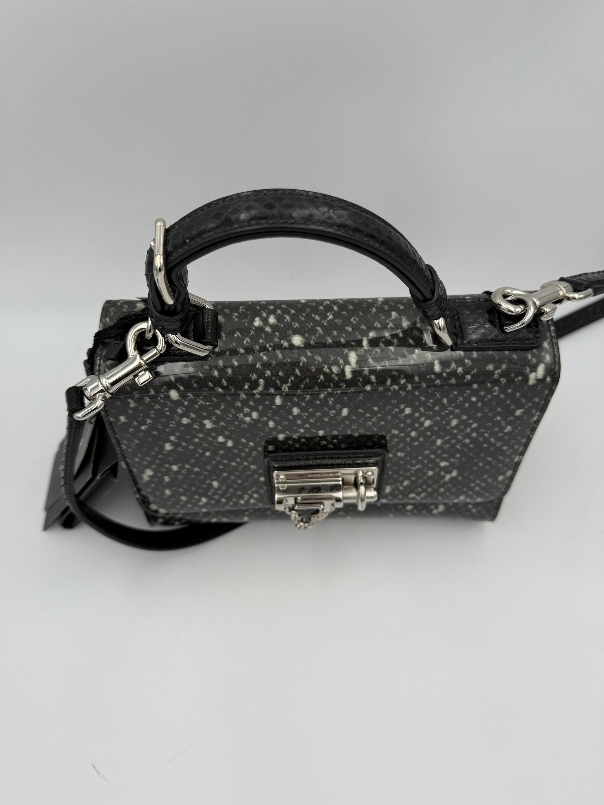 Sac à main Dolce & Gabbana Monica en python et cuir verni, élégant et sophistiqué, visible avec ses détails luxueux.