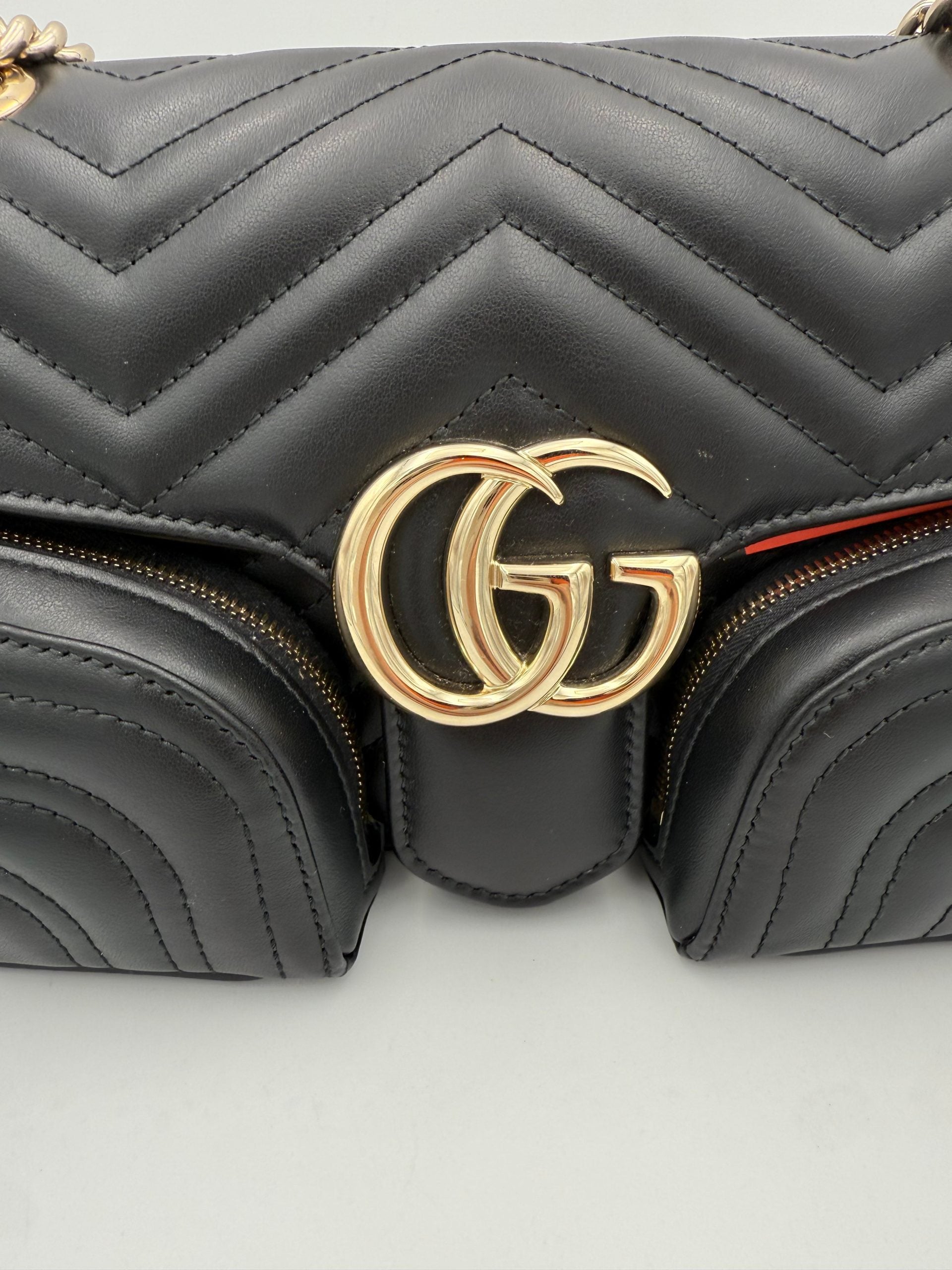 Sac à main Gucci Marmont édition limitée en cuir matelassé avec chaîne dorée et logo Gucci visible.