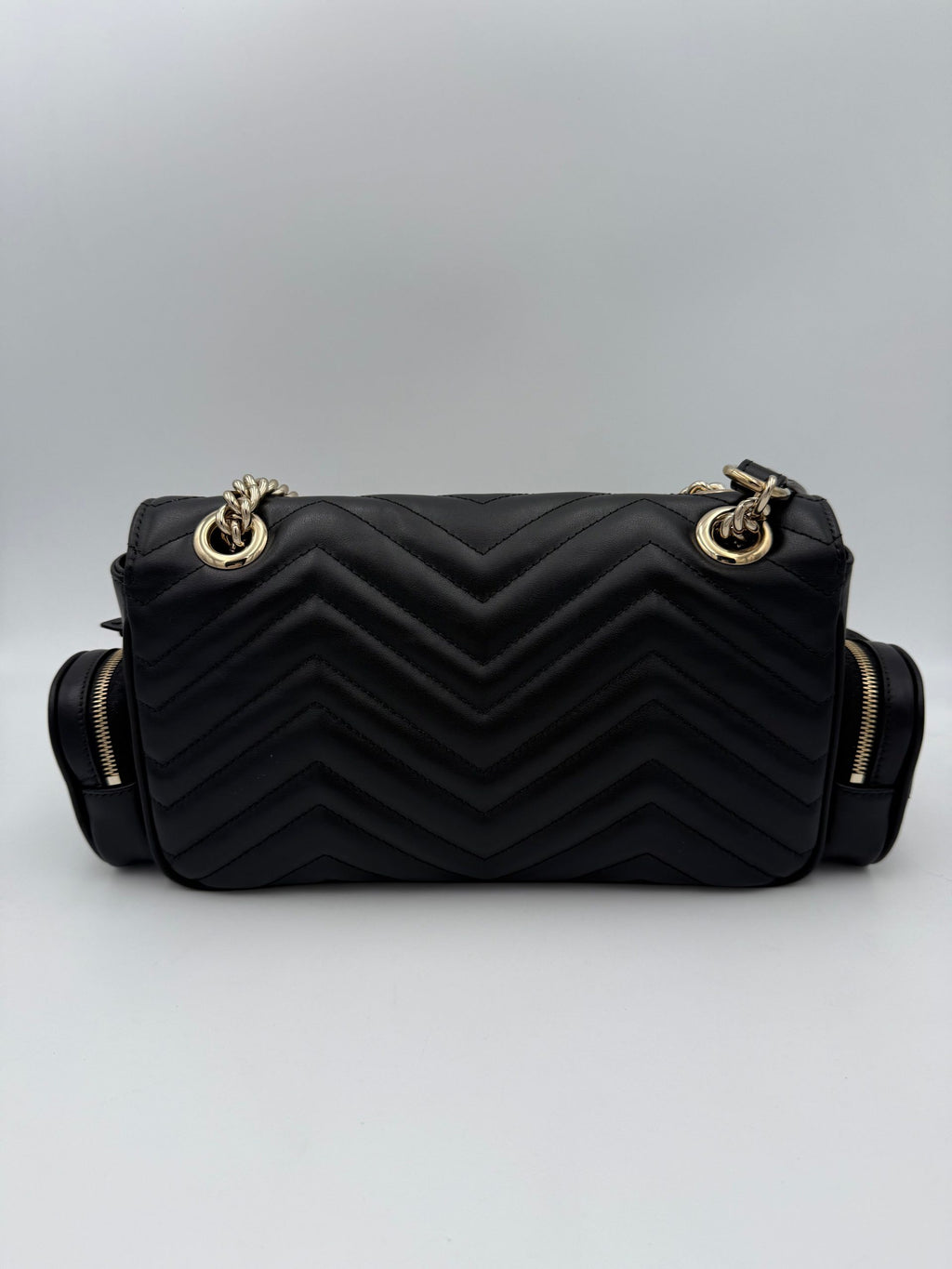 Sac à main Gucci Marmont édition limitée, en cuir matelassé avec logo GG, design élégant et sophistiqué.