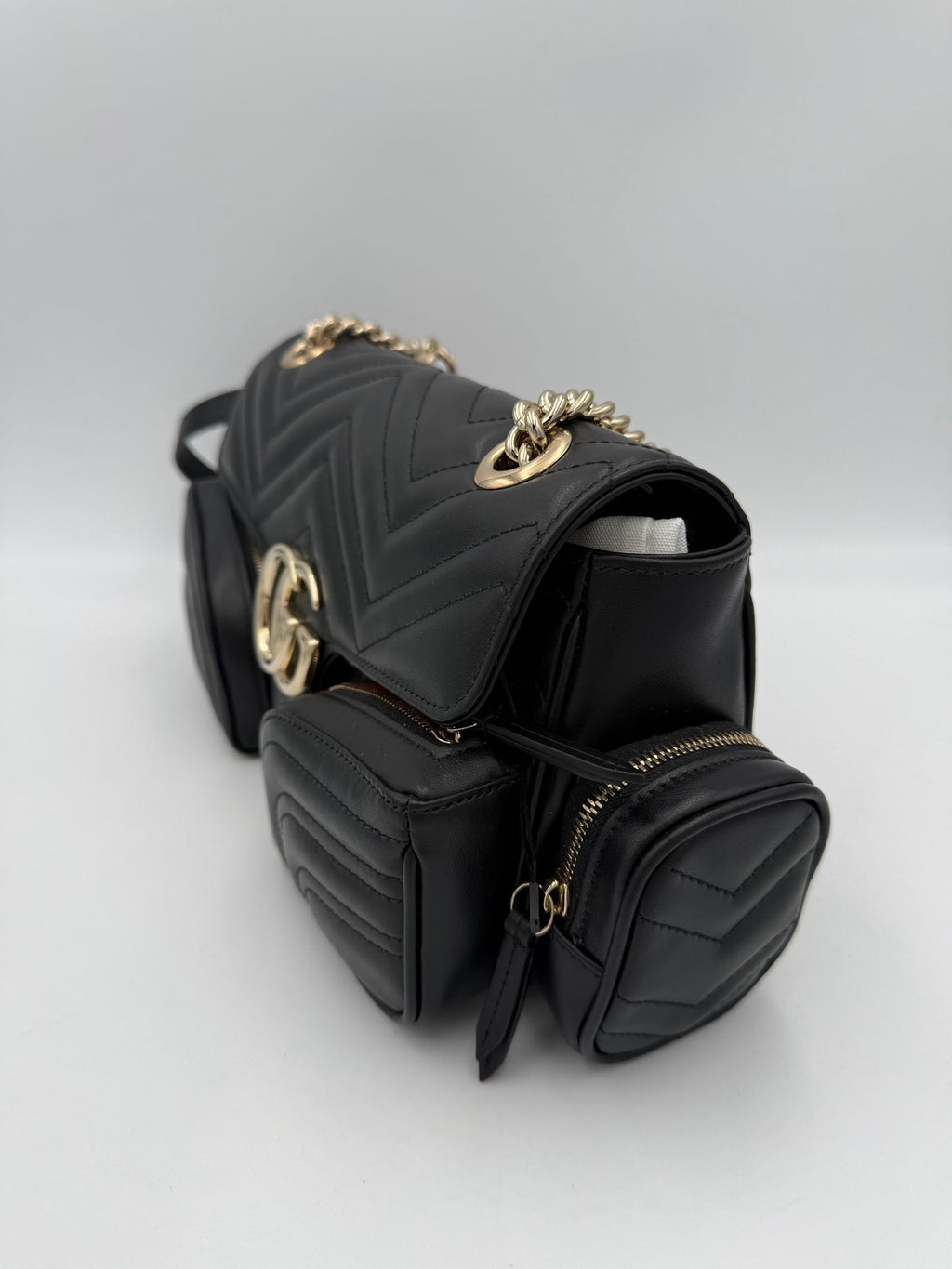 Sac à main Gucci Marmont édition limitée avec logo matelassé en cuir et chaîne en métal, élégant et sophistiqué.