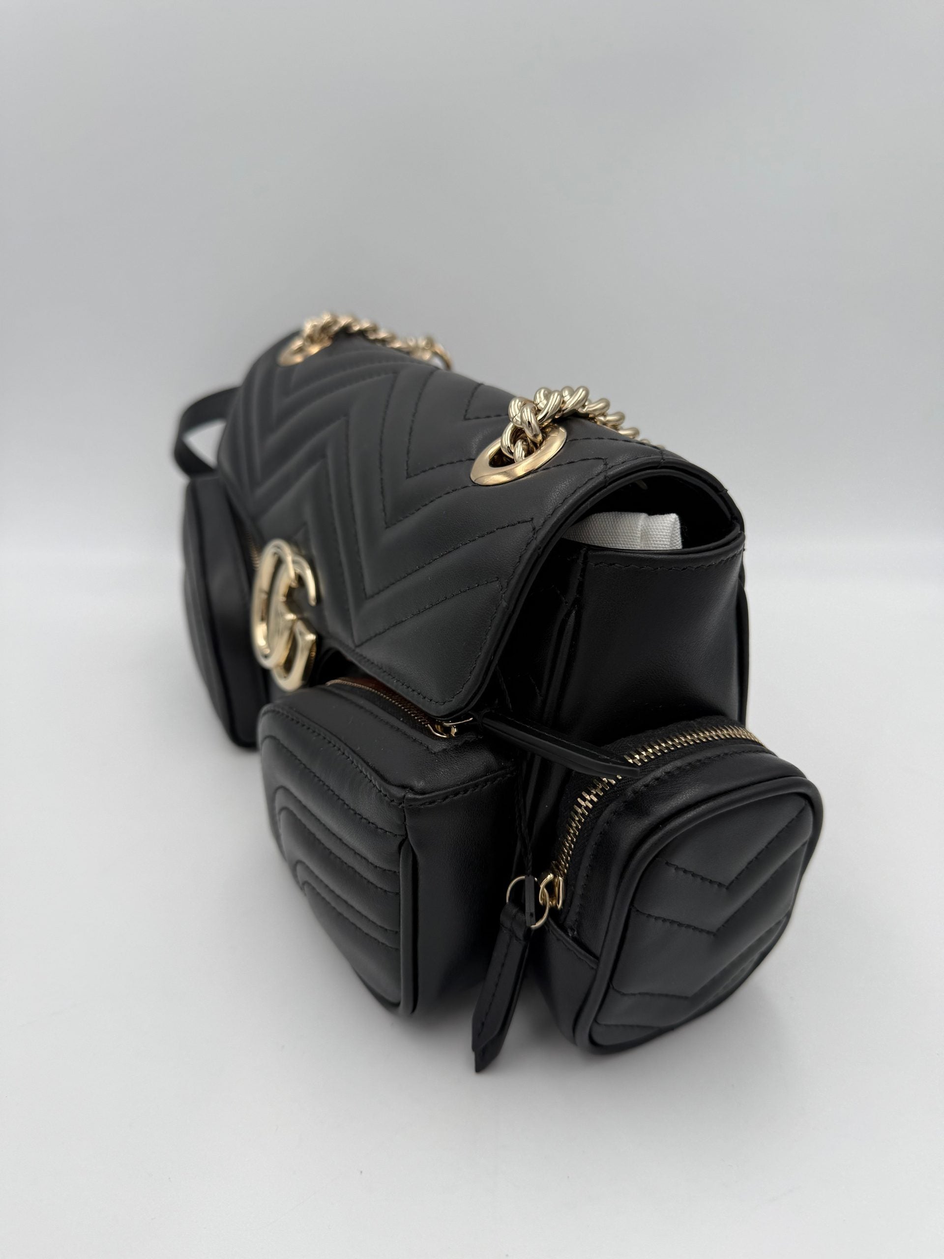 Sac à main Gucci Marmont édition limitée avec logo matelassé en cuir et chaîne en métal, élégant et sophistiqué.