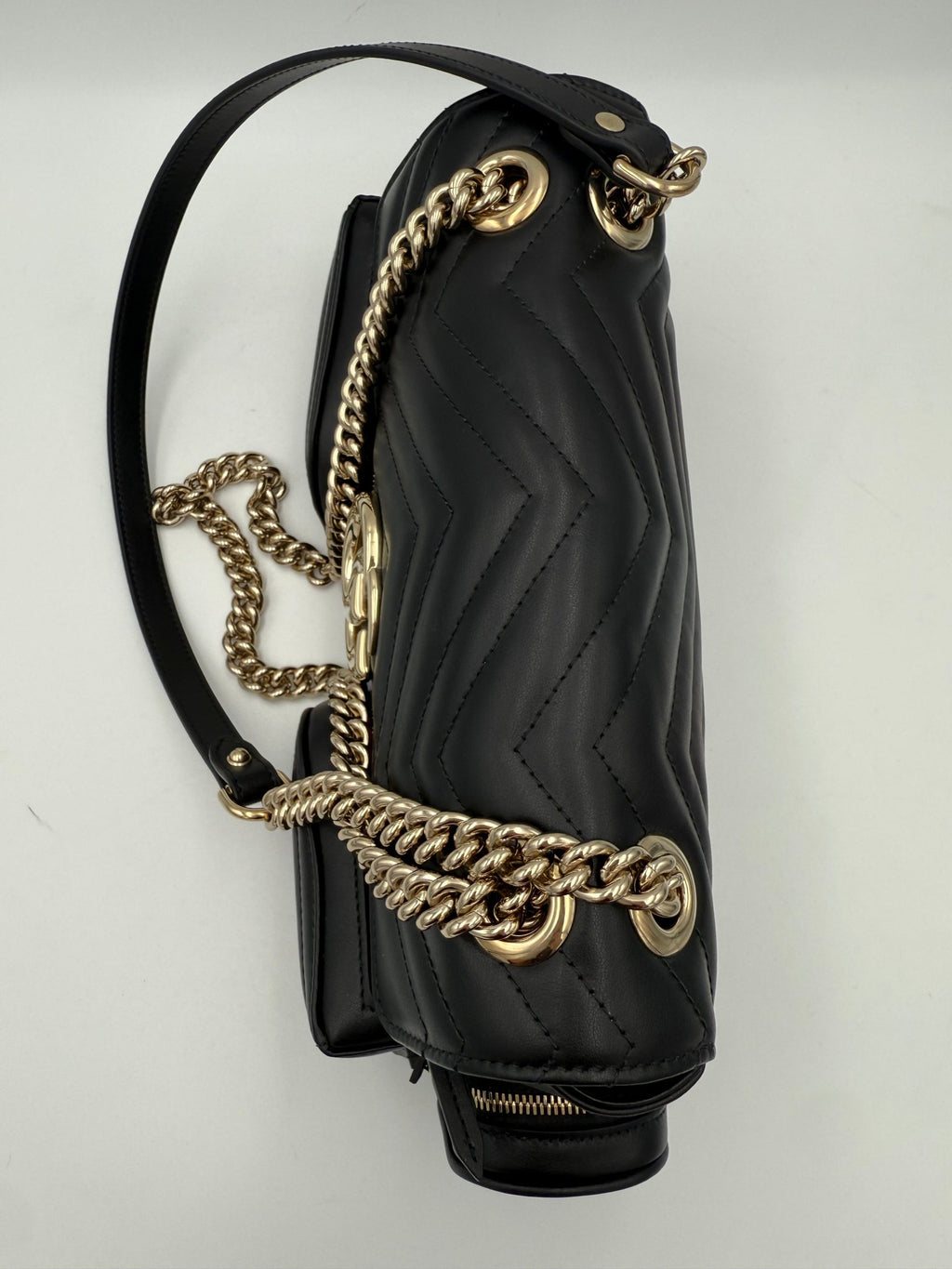 Sac à main Gucci Marmont édition limitée, en cuir matelassé avec chaîne dorée, style élégant et sophistiqué.