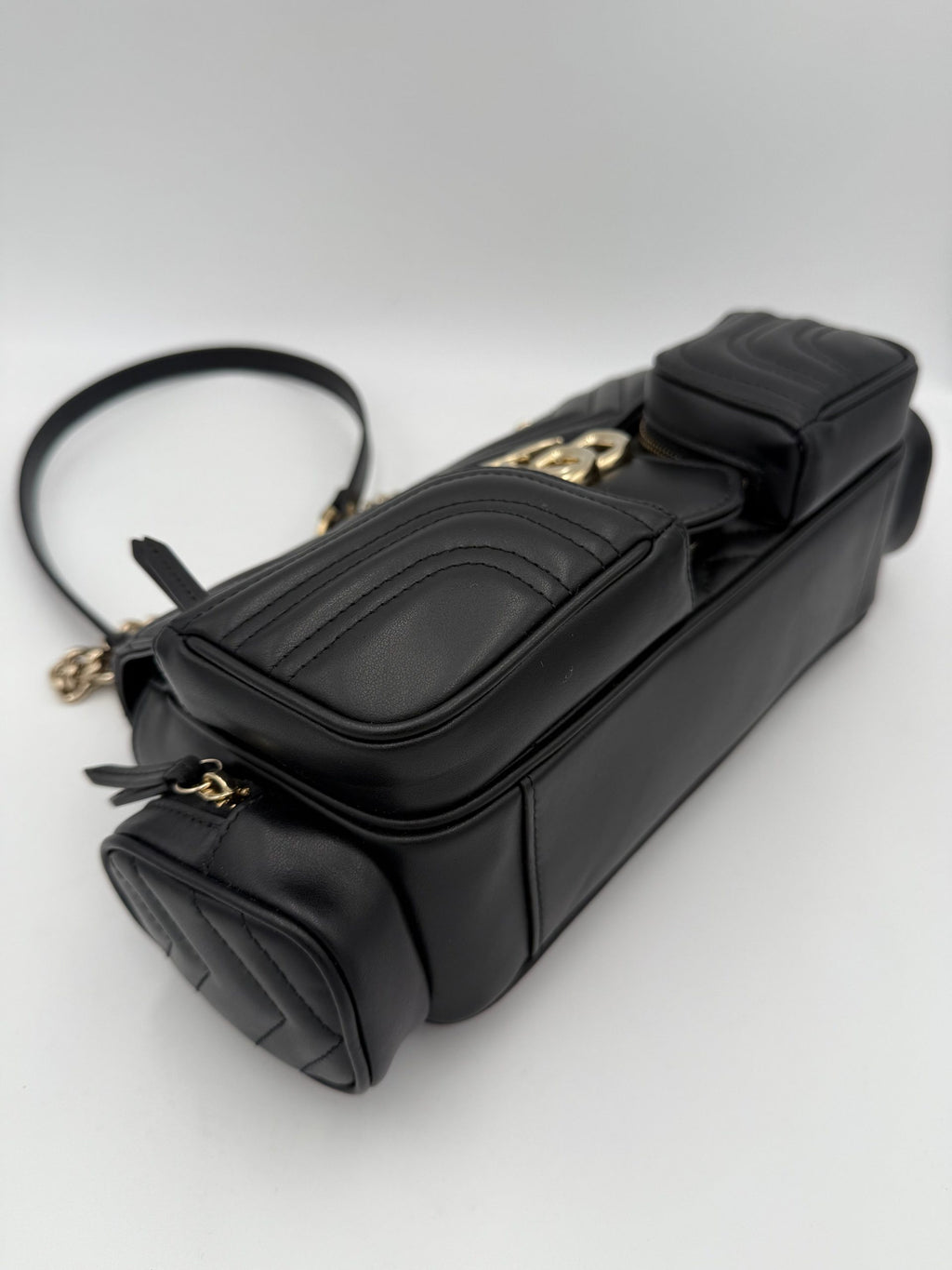 Sac à main Gucci Marmont édition limitée, en cuir matelassé avec chaîne dorée, style élégant et sophistiqué.