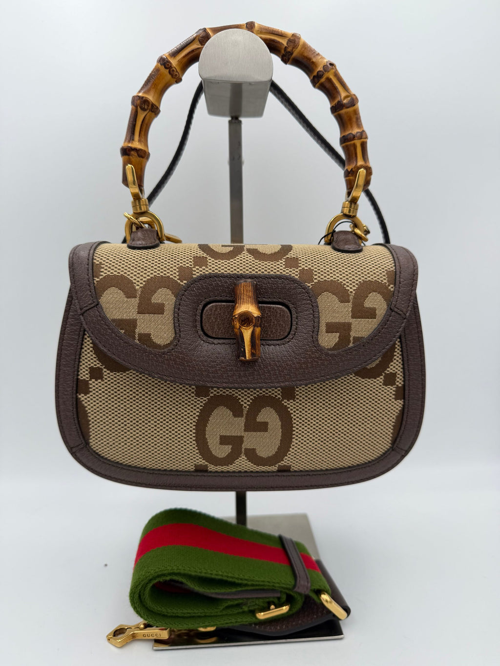 Sac à main Gucci BAMBOO 1947 GG en toile, avec poignée en bambou et logo Gucci visible.