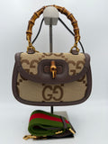 Sac à main Gucci BAMBOO 1947 GG en toile, avec poignée en bambou et logo Gucci visible.