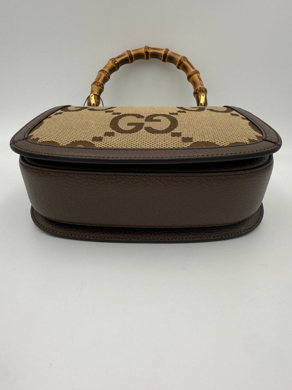 Sac à main Gucci Bamboo 1947 GG en toile canvas avec poignée en bambou, élégant et emblématique de la marque Gucci.