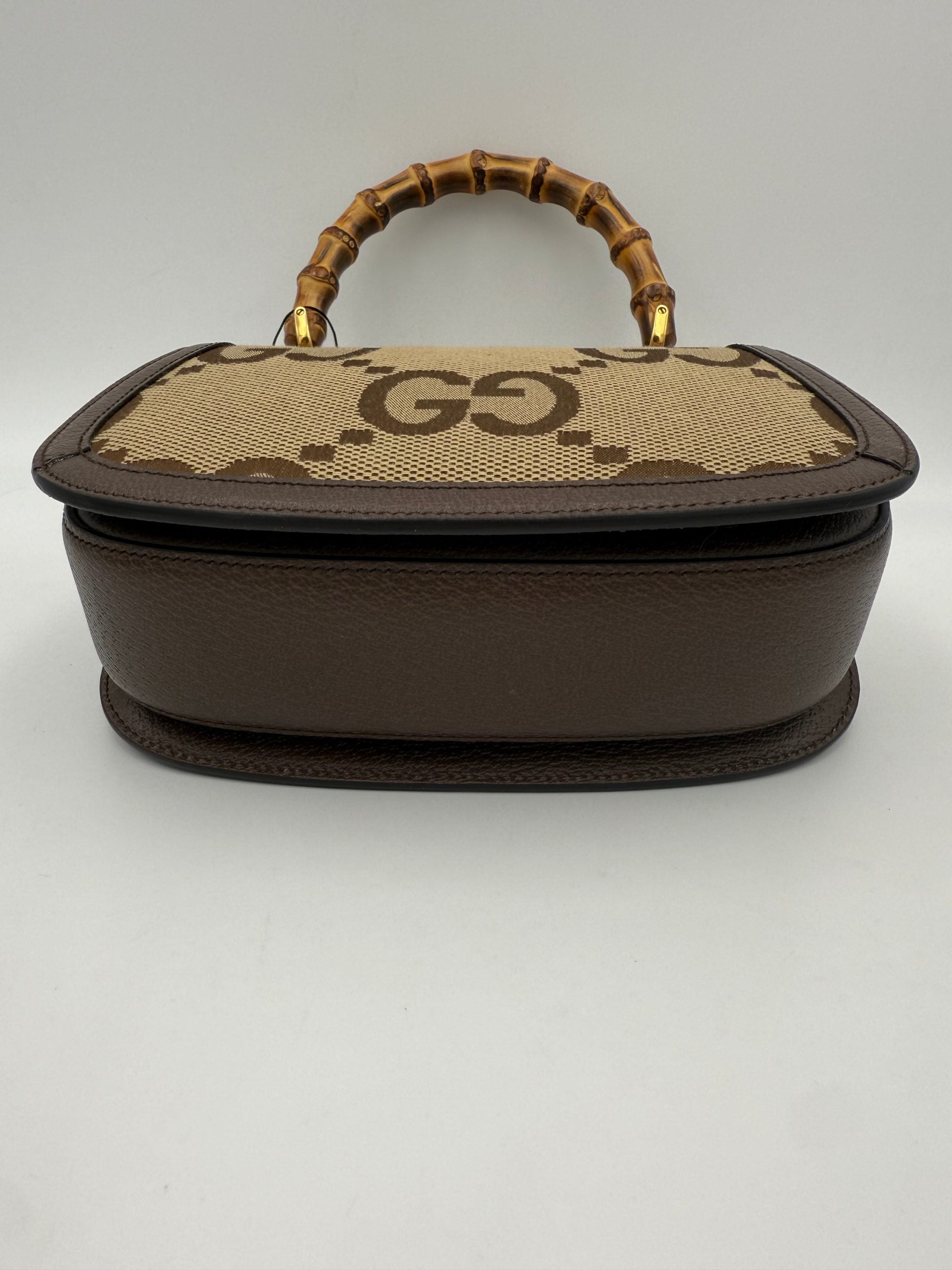 Sac à main Gucci Bamboo 1947 GG en toile canvas avec poignée en bambou, élégant et emblématique de la marque Gucci.
