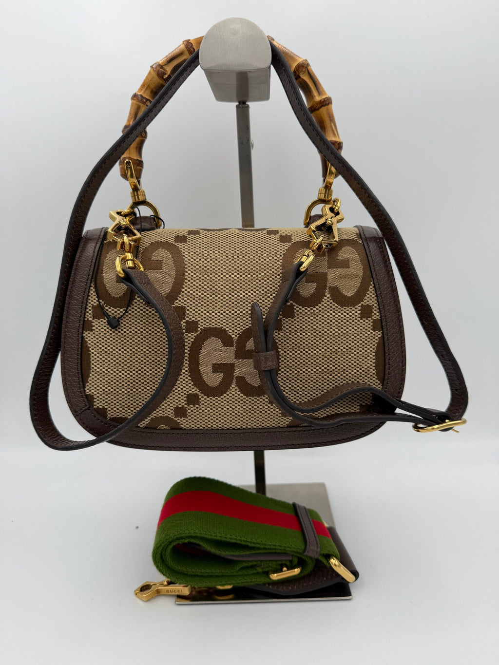 Sac à main Gucci Bamboo 1947 GG en toile, détail en bambou et logo Gucci visible, élégant et classique.