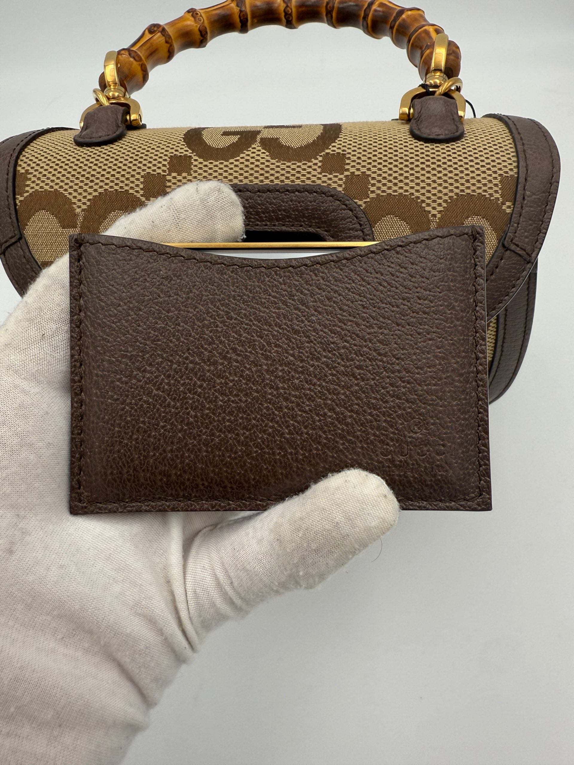 Sac à main Gucci Bamboo 1947 GG en toile avec poignée en bambou, design élégant et classique.